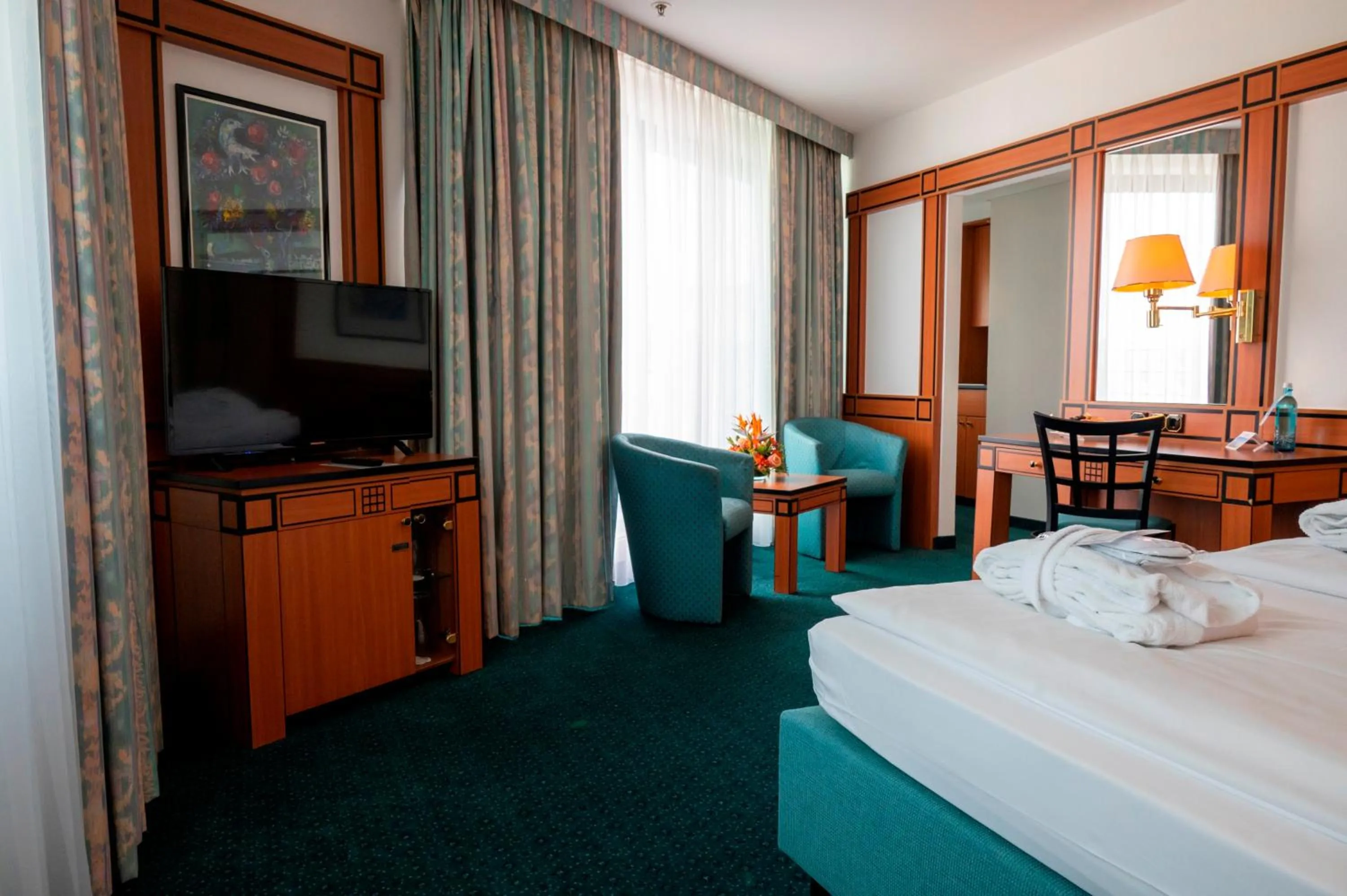 TV and multimedia, Bed in Hotel Amadeus Frankfurt