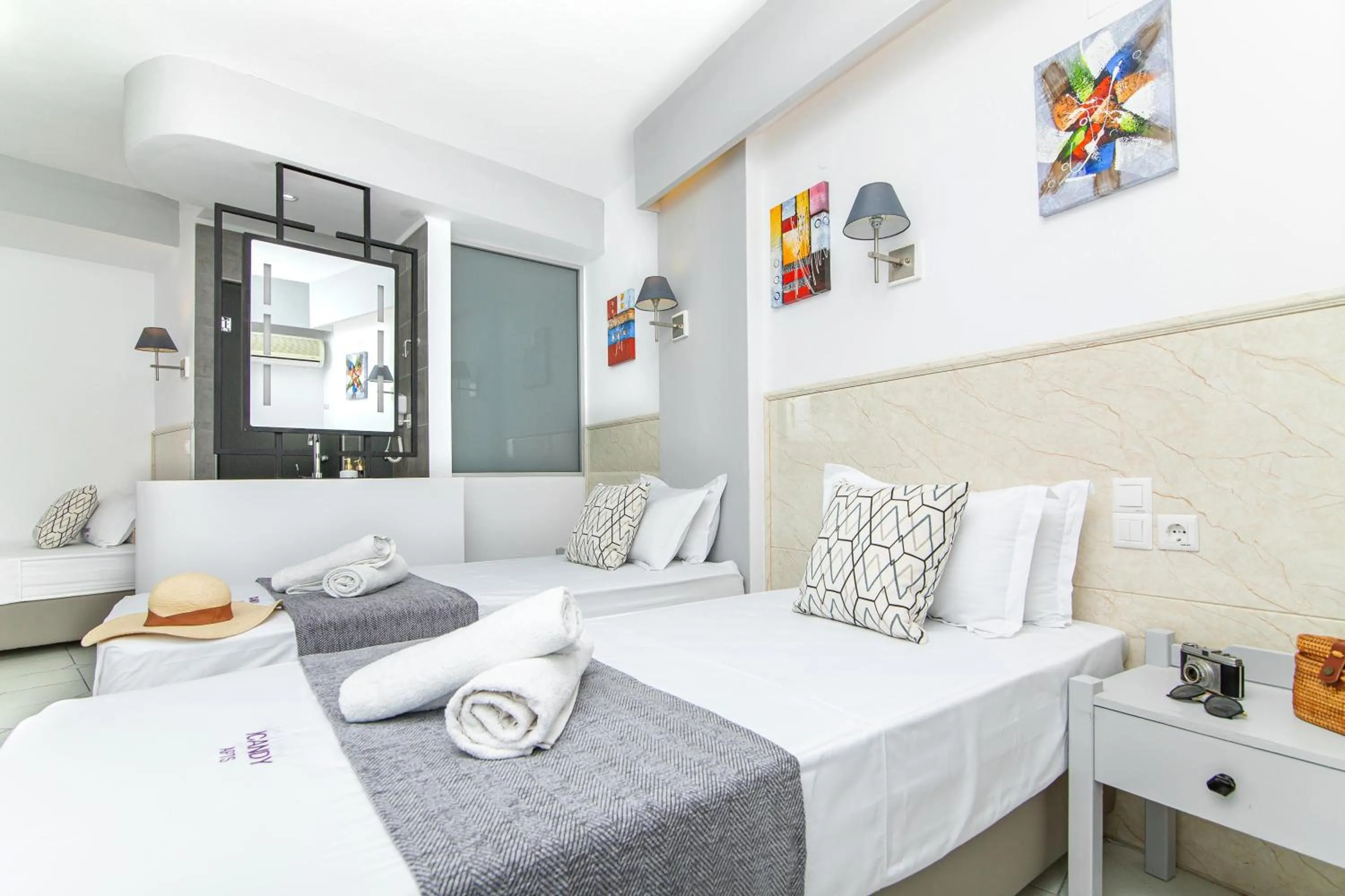 Photo of the whole room in ICandy Sol