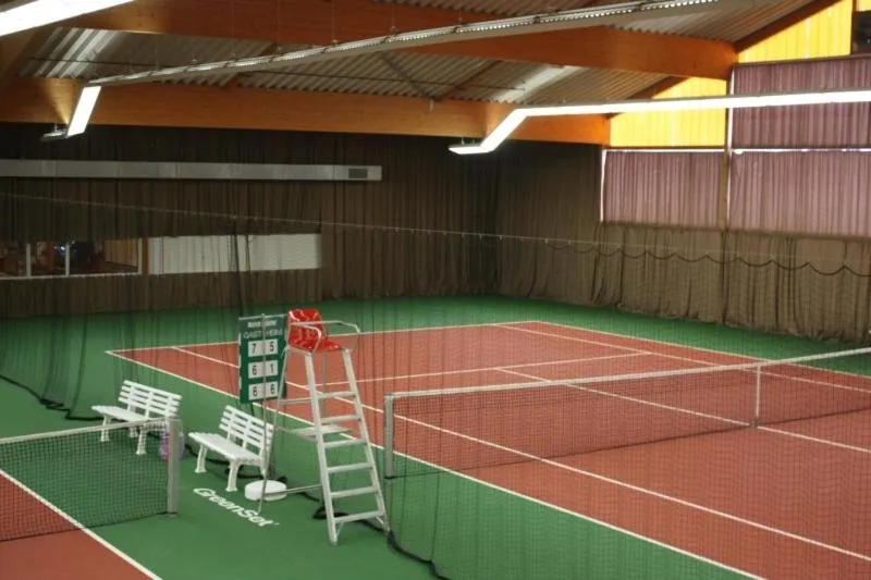 Tennis court in Sportpark Hotel Isernhagen