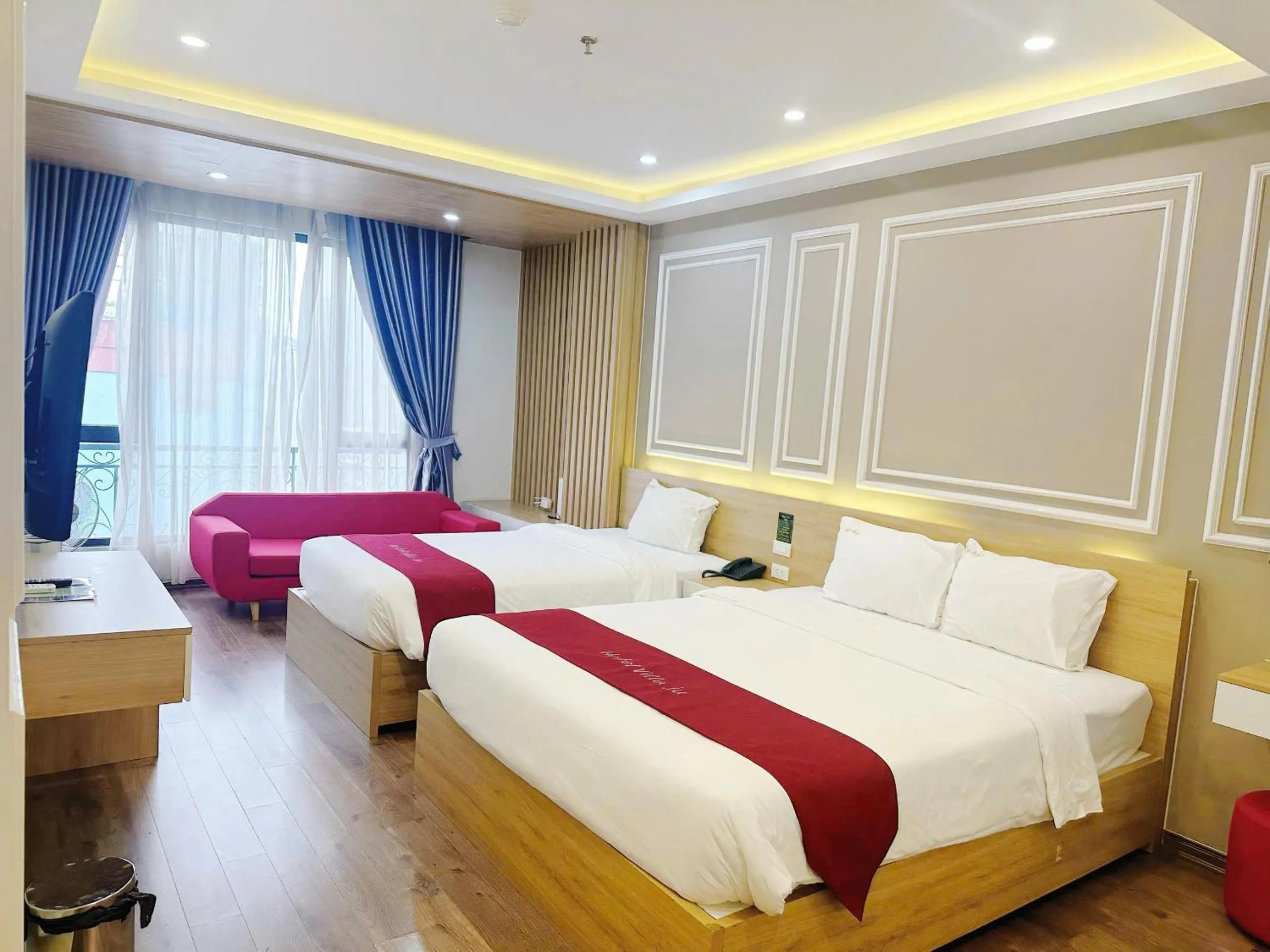 Seating area, Bed in Hotel Villa Ju