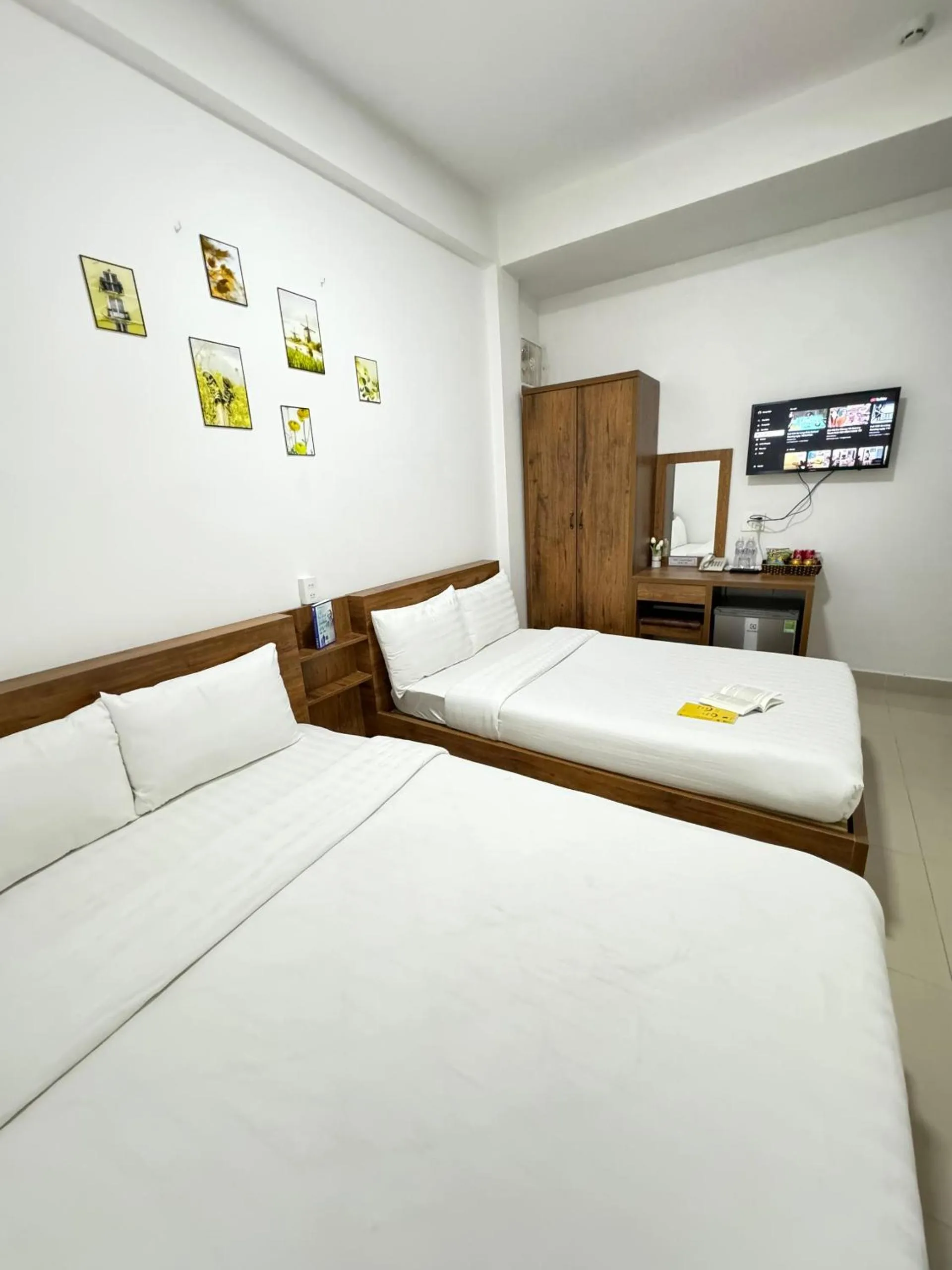 Photo of the whole room, Bed in Mat Troi Vang Dalat Hotel