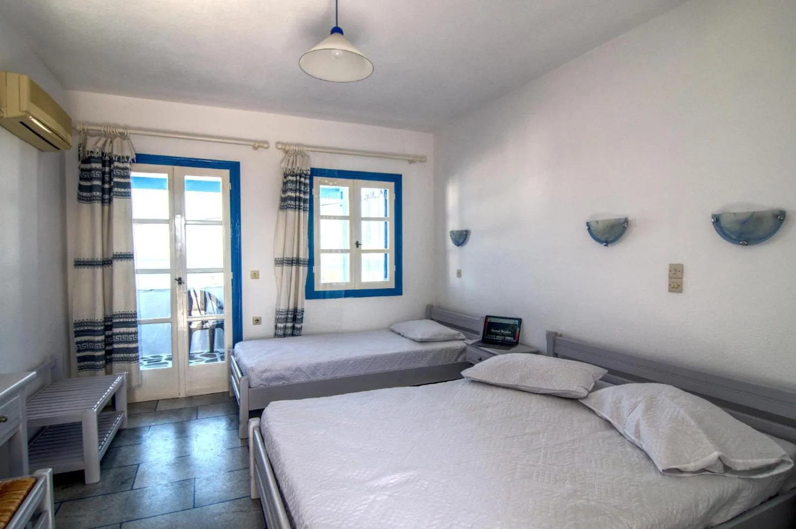 Photo of the whole room, Bed in Sunset