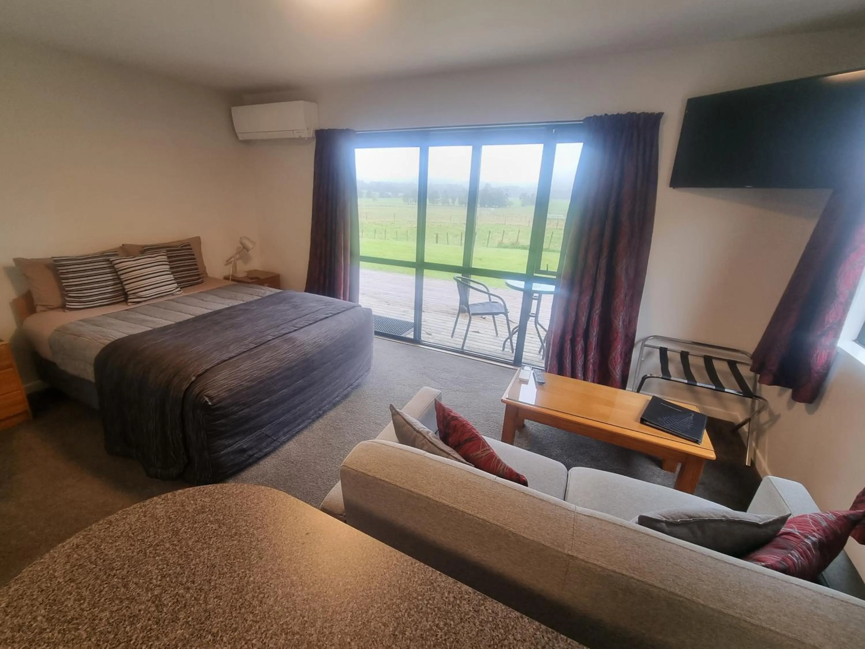 Living room, Bed in Lewis Pass Motels