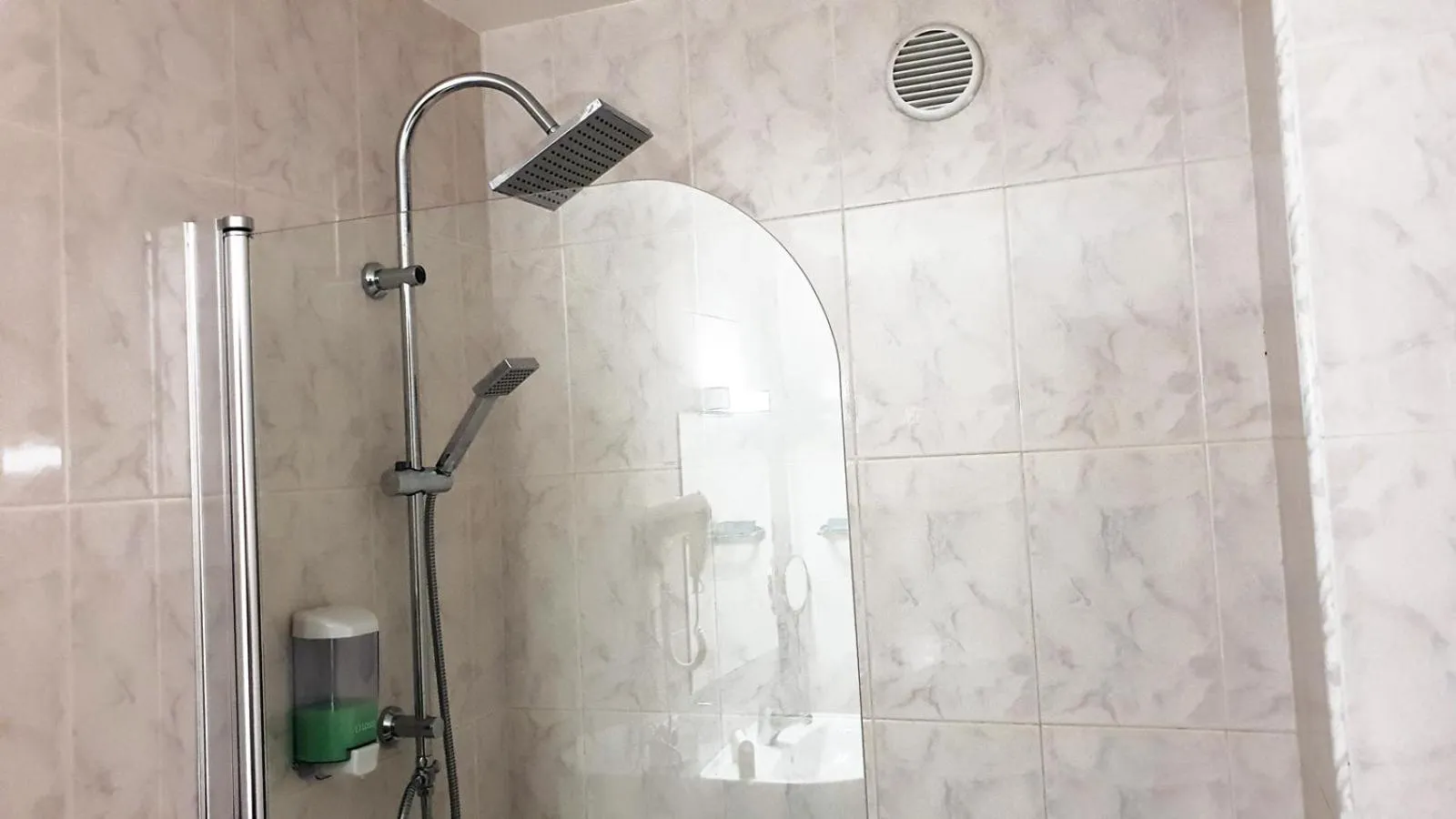 Bathroom in Hotel Mireia