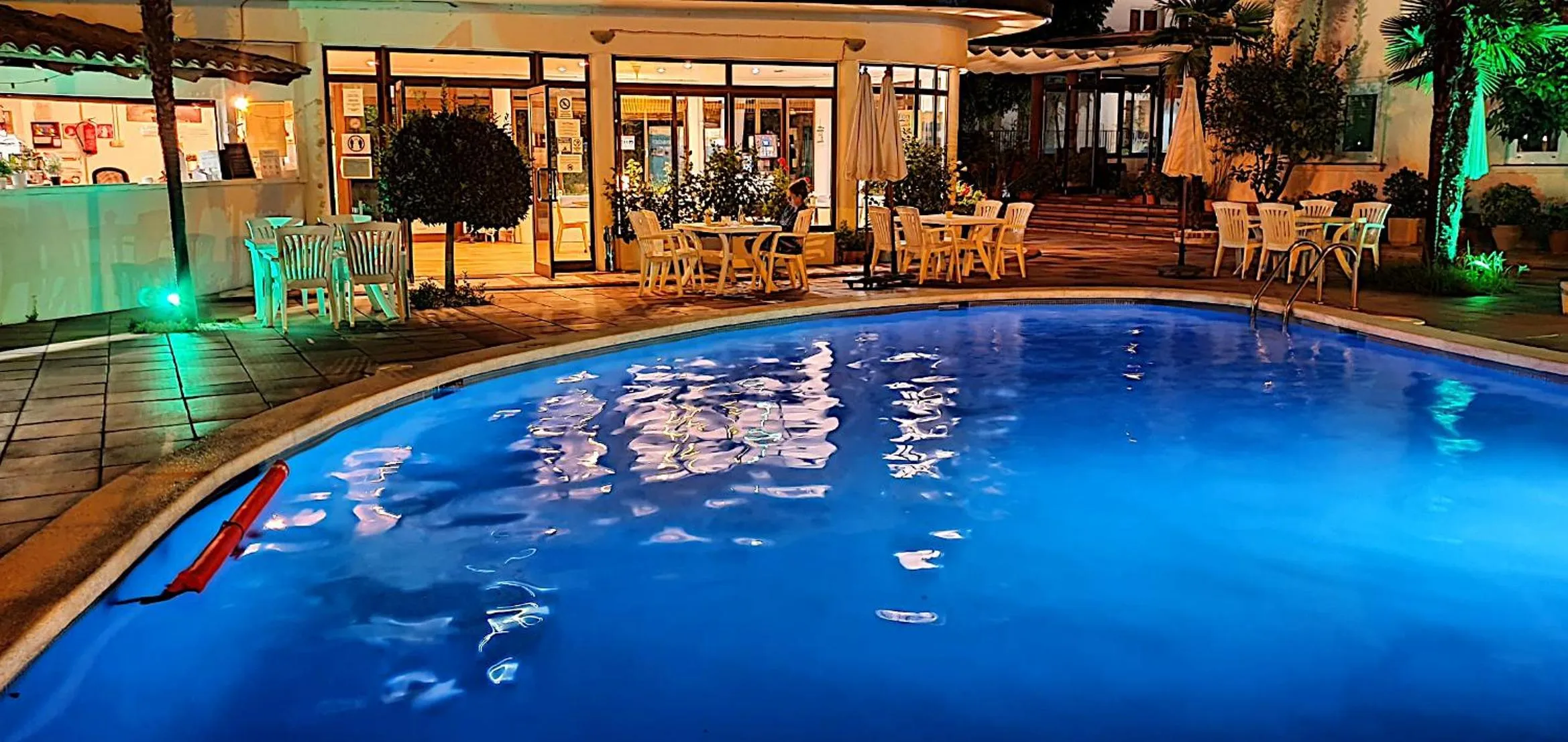 Swimming pool in Hotel Mireia