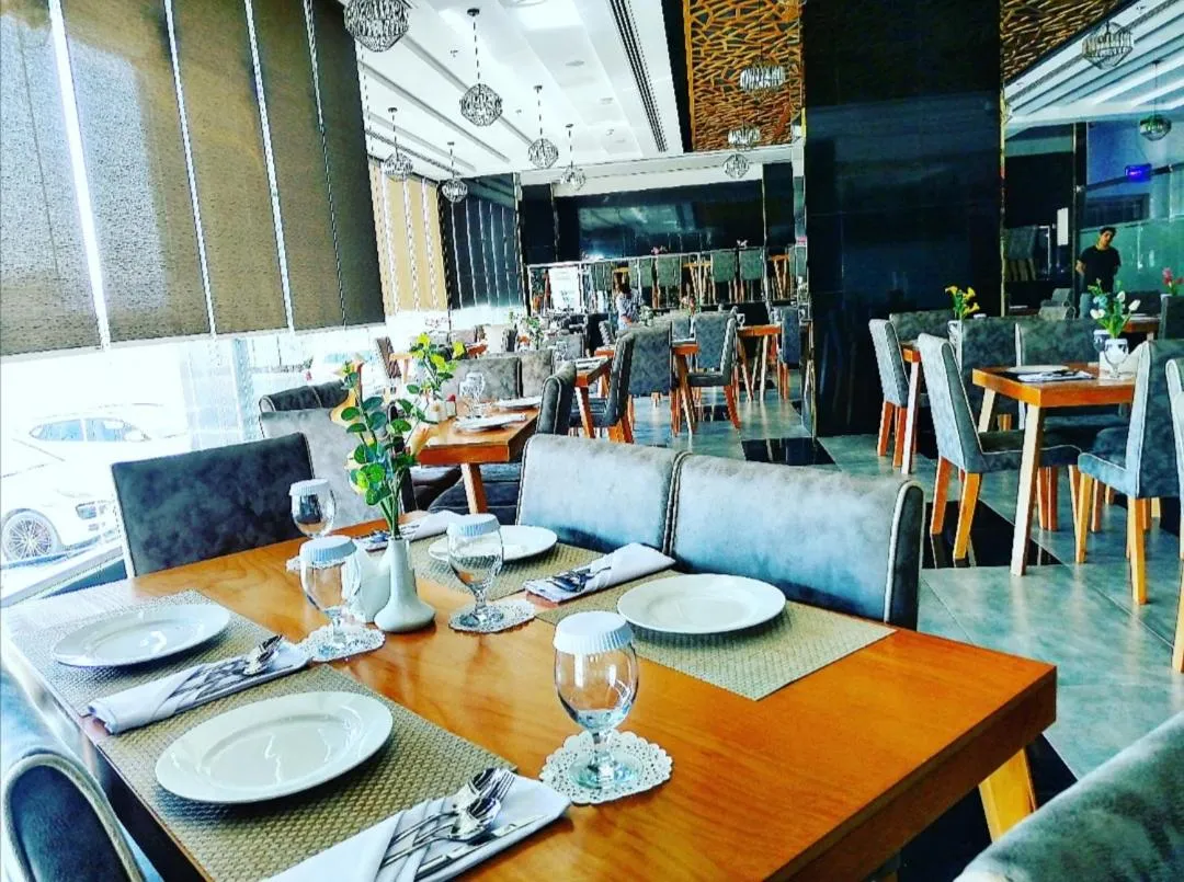 Restaurant/places to eat in Parkside Plaza Muscat