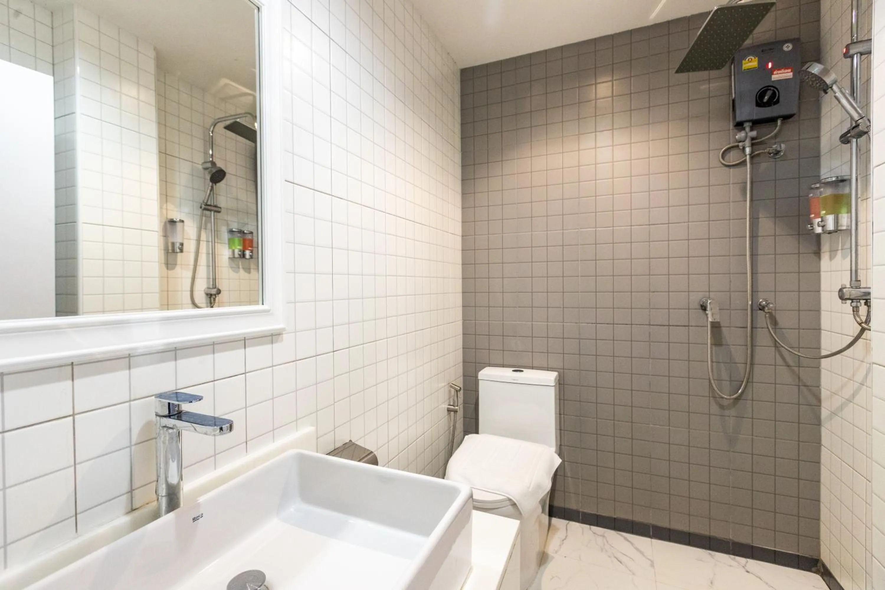 Toilet in Baan Kun Mhor Hostel บ้านคุณหมอโฮสเทล