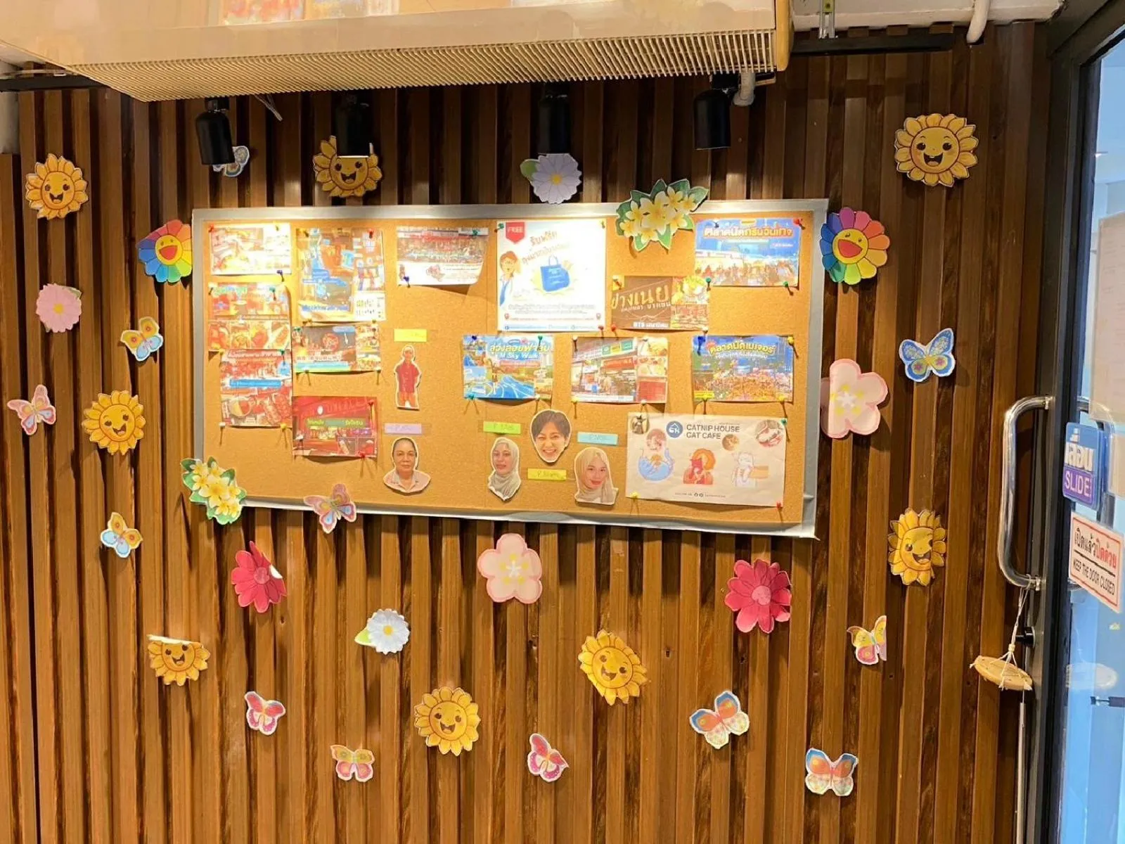 Property building in Baan Kun Mhor Hostel บ้านคุณหมอโฮสเทล