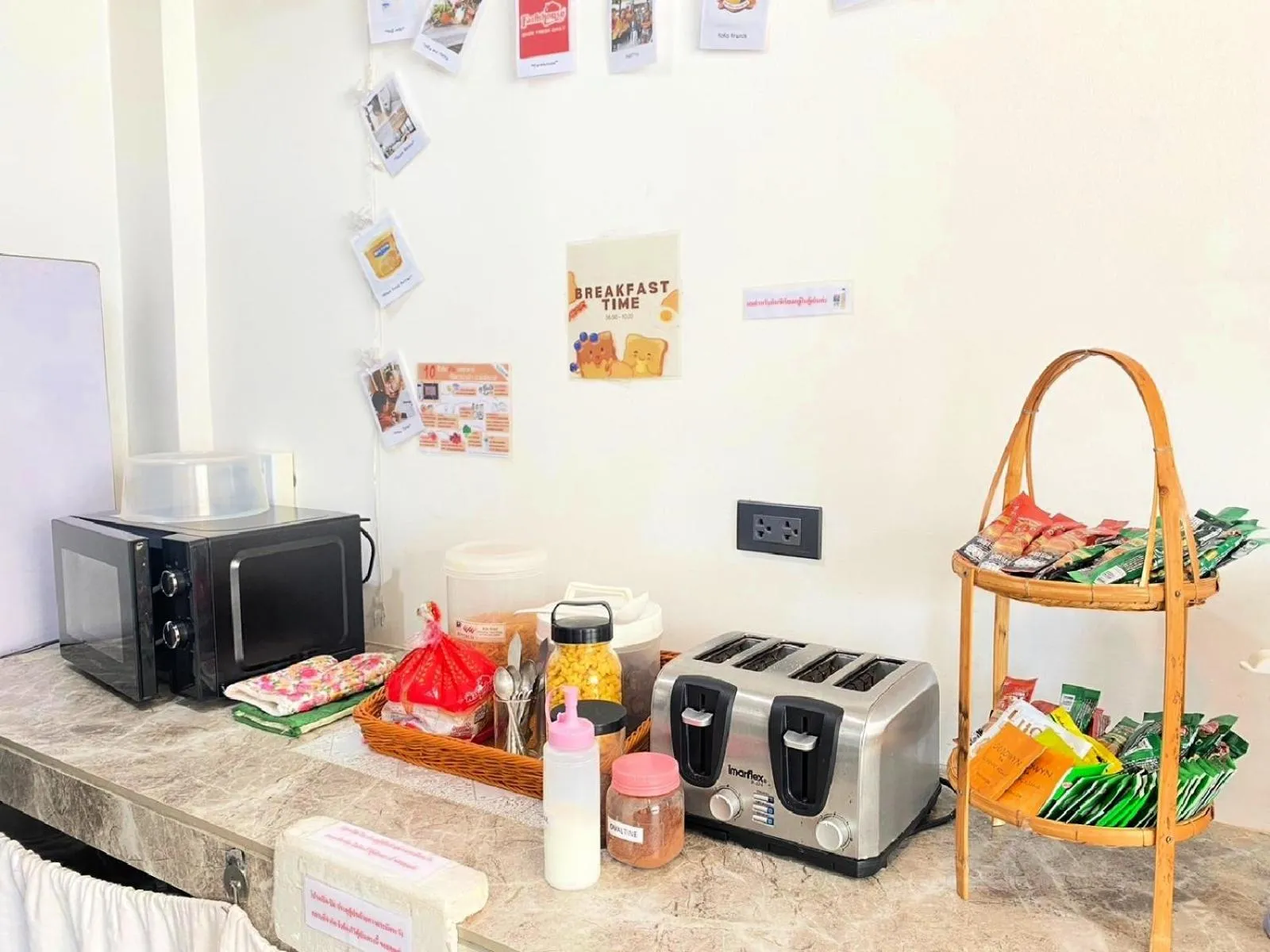Dining area in Baan Kun Mhor Hostel บ้านคุณหมอโฮสเทล