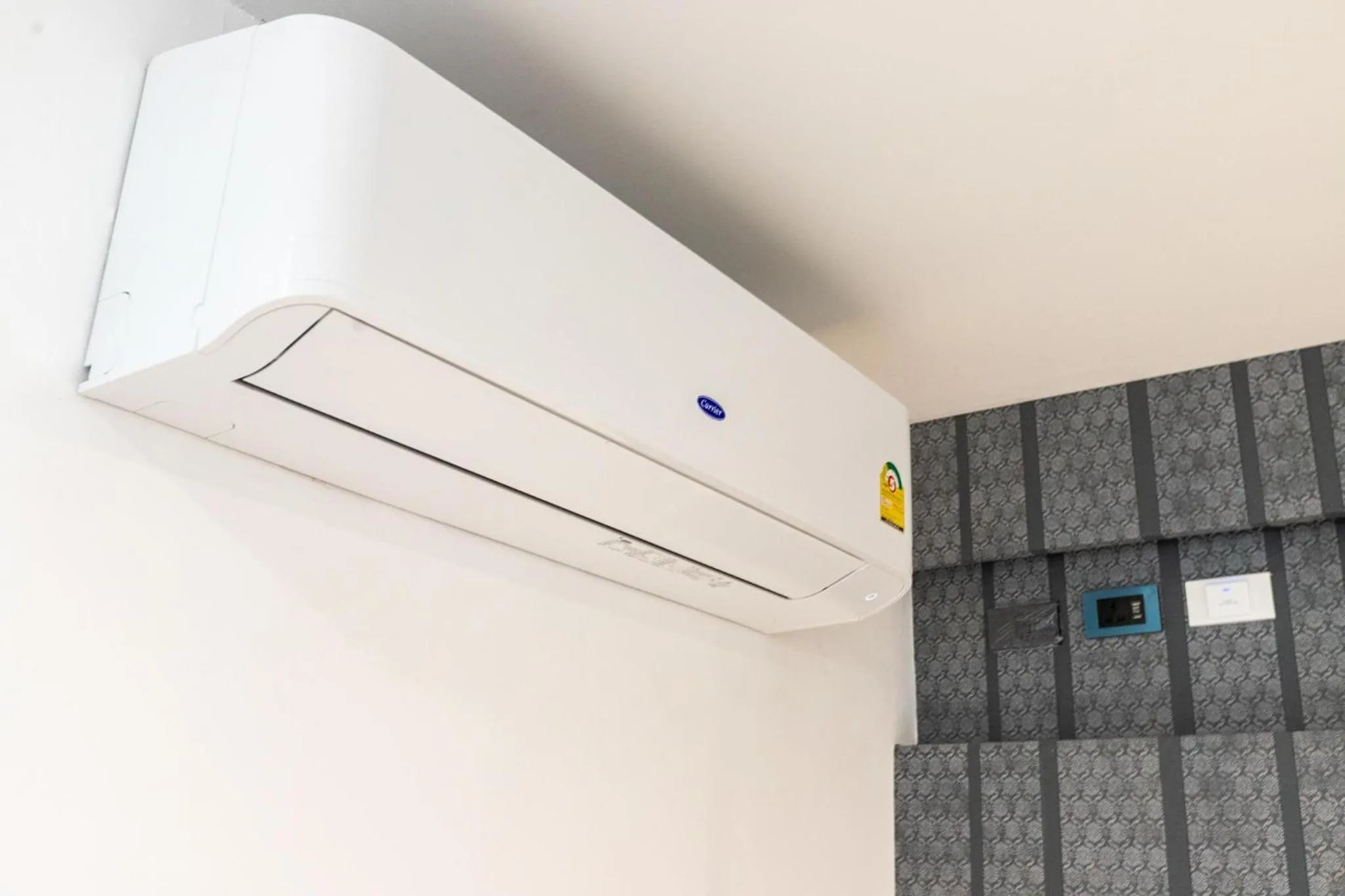 air conditioner in Baan Kun Mhor Hostel บ้านคุณหมอโฮสเทล