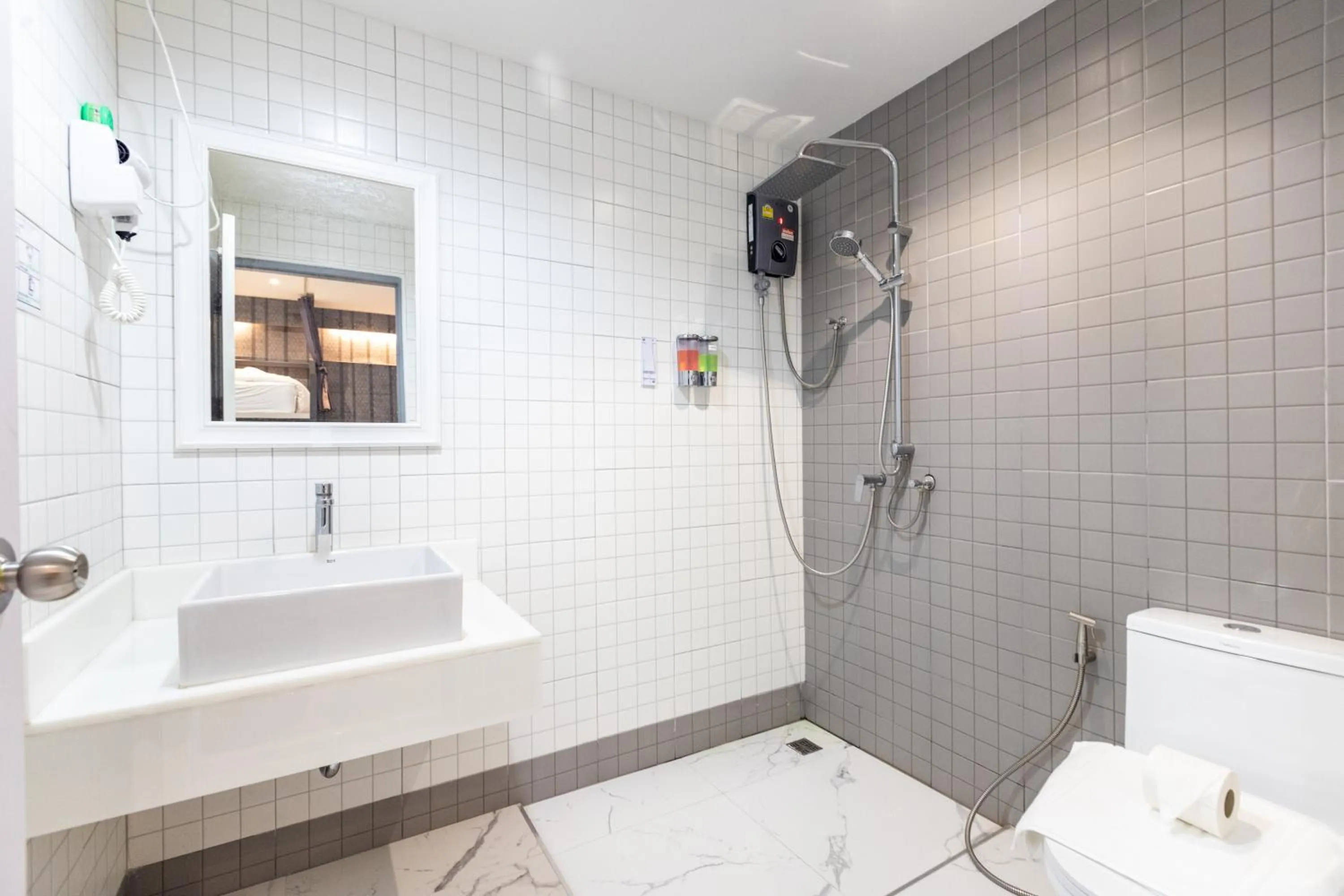 Toilet in Baan Kun Mhor Hostel บ้านคุณหมอโฮสเทล