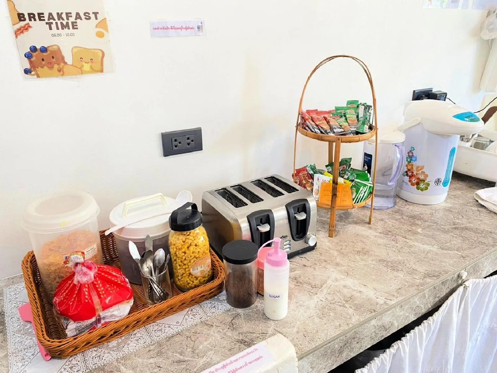 Food and drinks in Baan Kun Mhor Hostel บ้านคุณหมอโฮสเทล