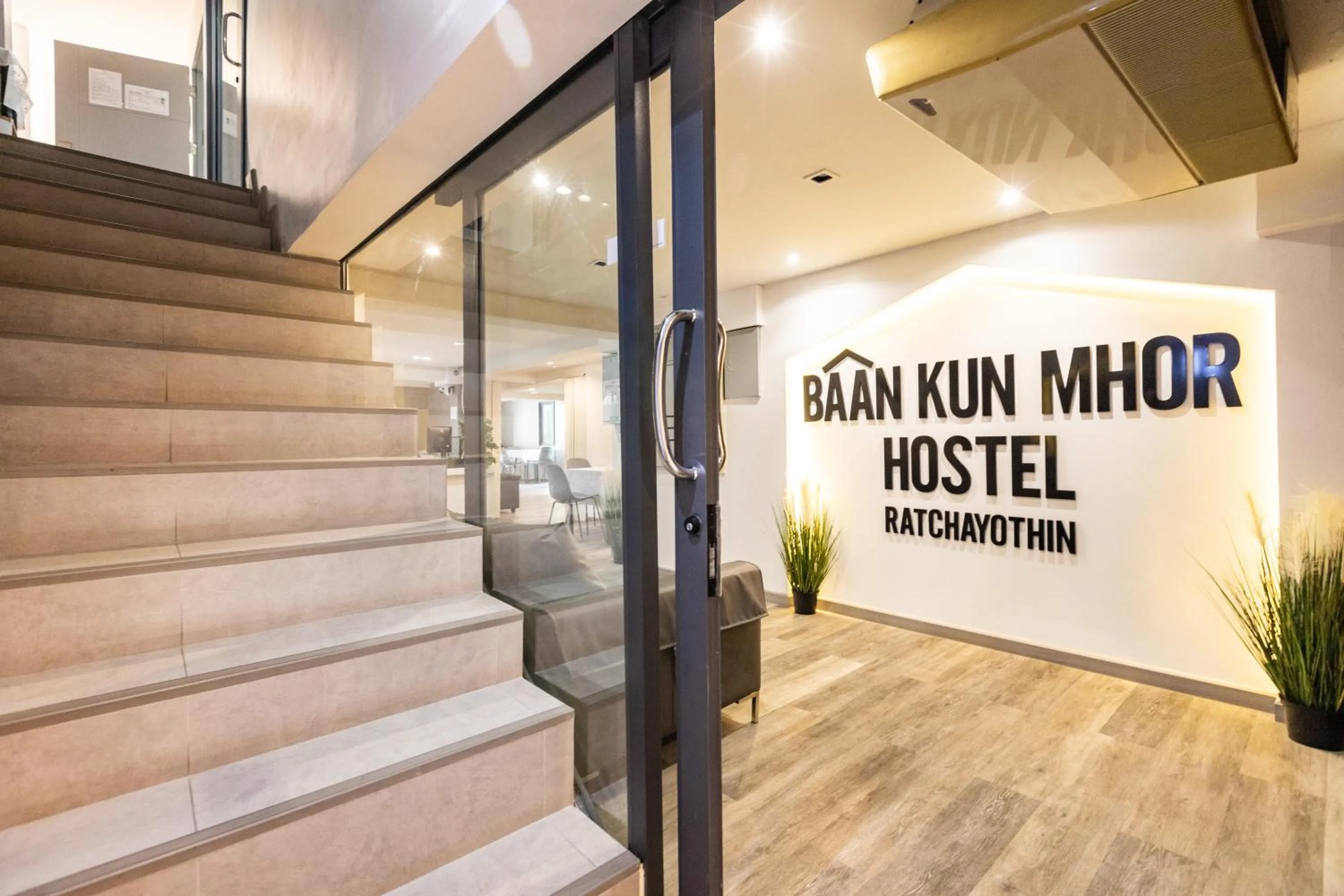 Property building in Baan Kun Mhor Hostel บ้านคุณหมอโฮสเทล