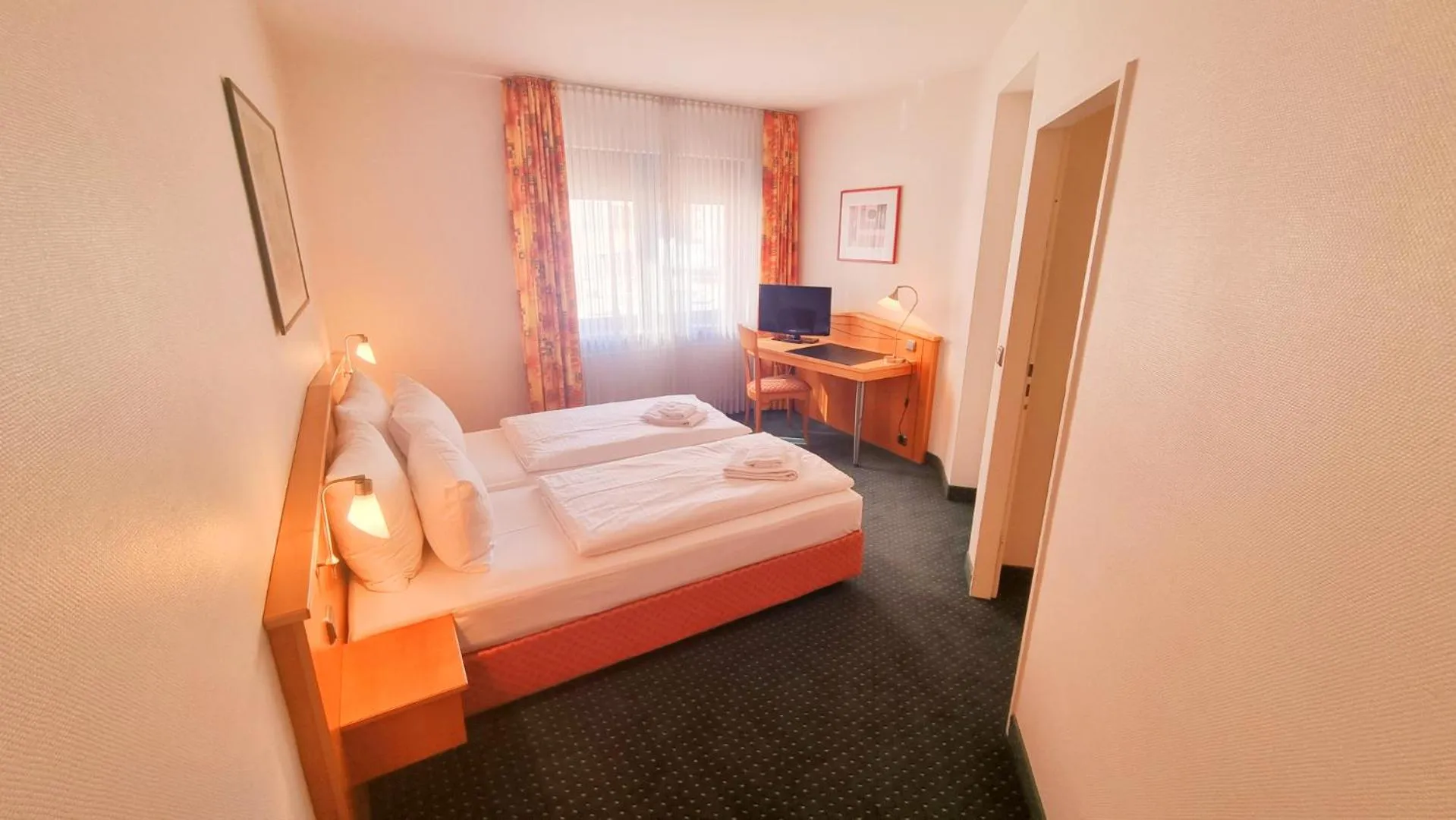 Photo of the whole room, Bed in Hotel Panorama Hamburg-Billstedt