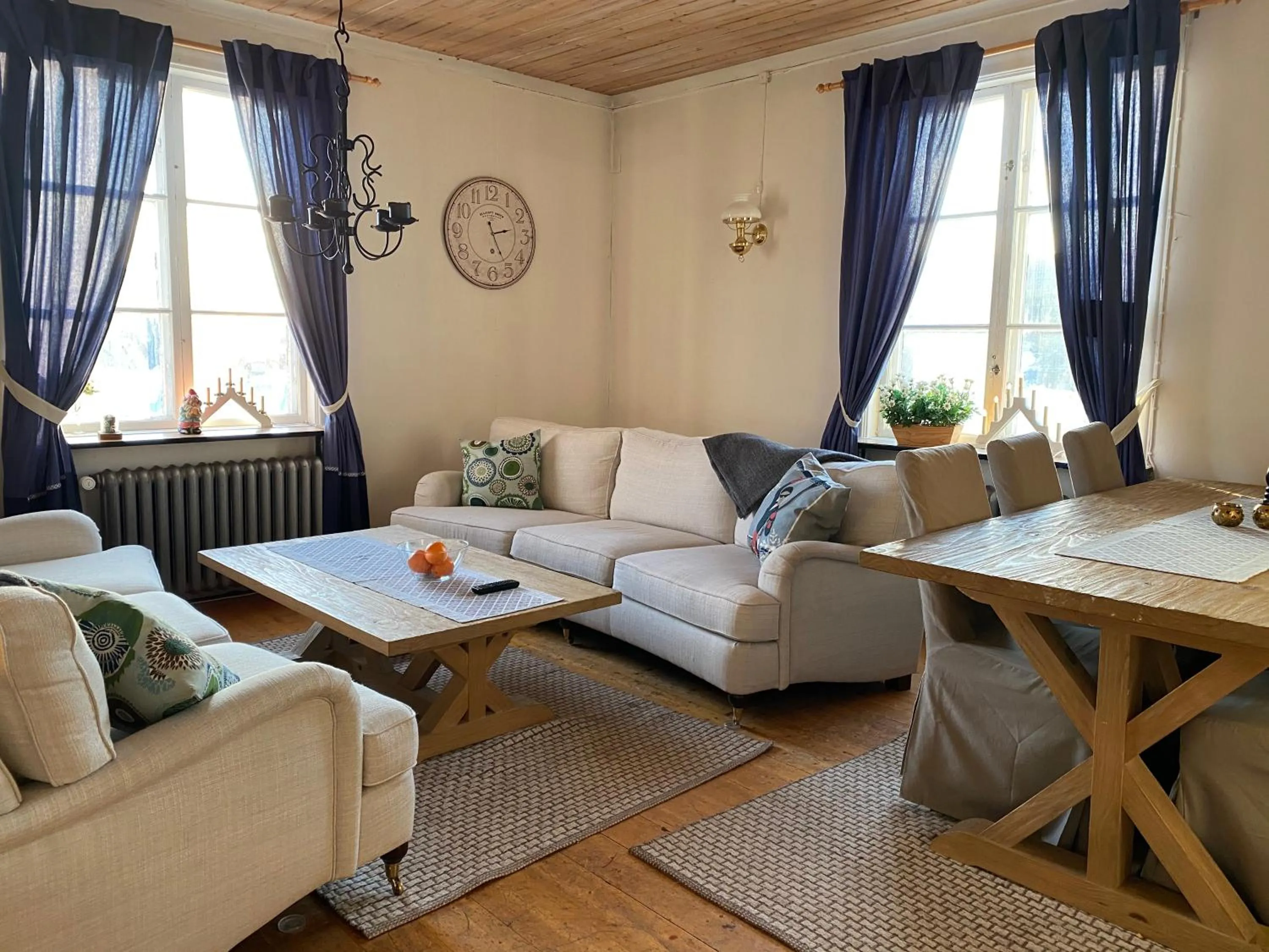 Communal lounge/ TV room in Vasacenter B&B