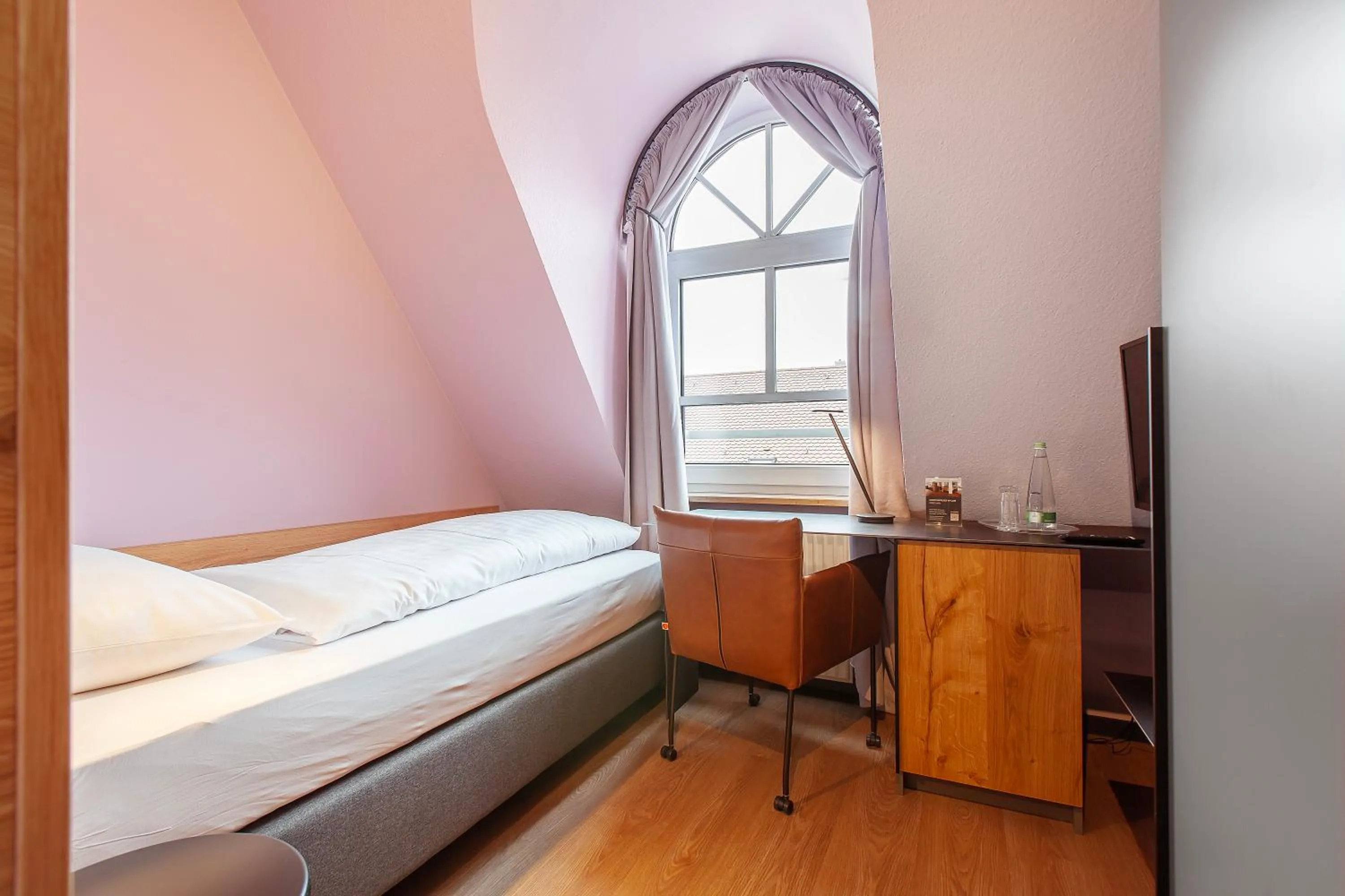 Photo of the whole room, Bed in Hotel am Jakobsmarkt