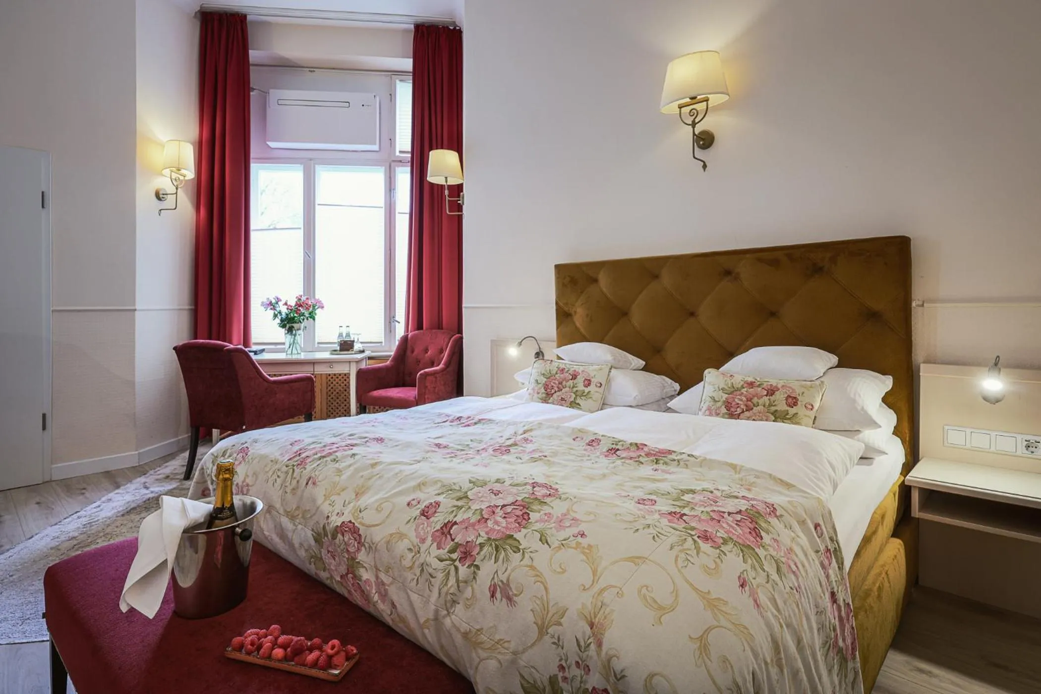 Bed in Hotel Augusta Am Kurfürstendamm