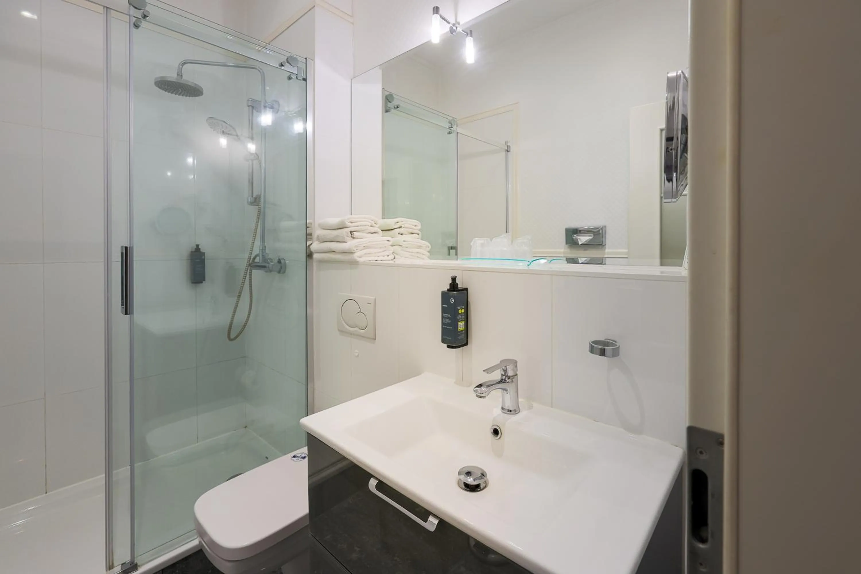 Shower in Hotel Augusta Am Kurfürstendamm