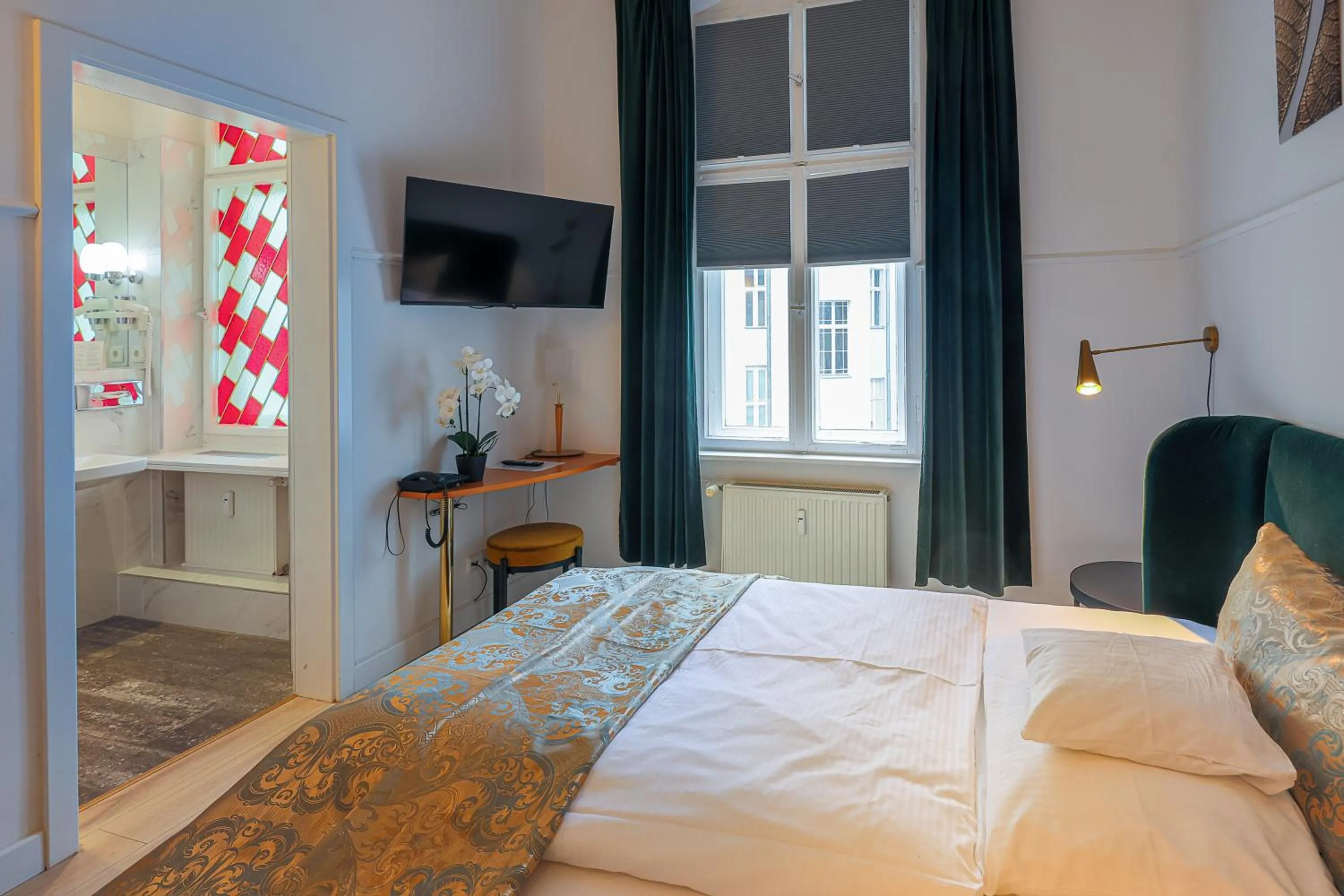 Photo of the whole room, Bed in Hotel Augusta Am Kurfürstendamm