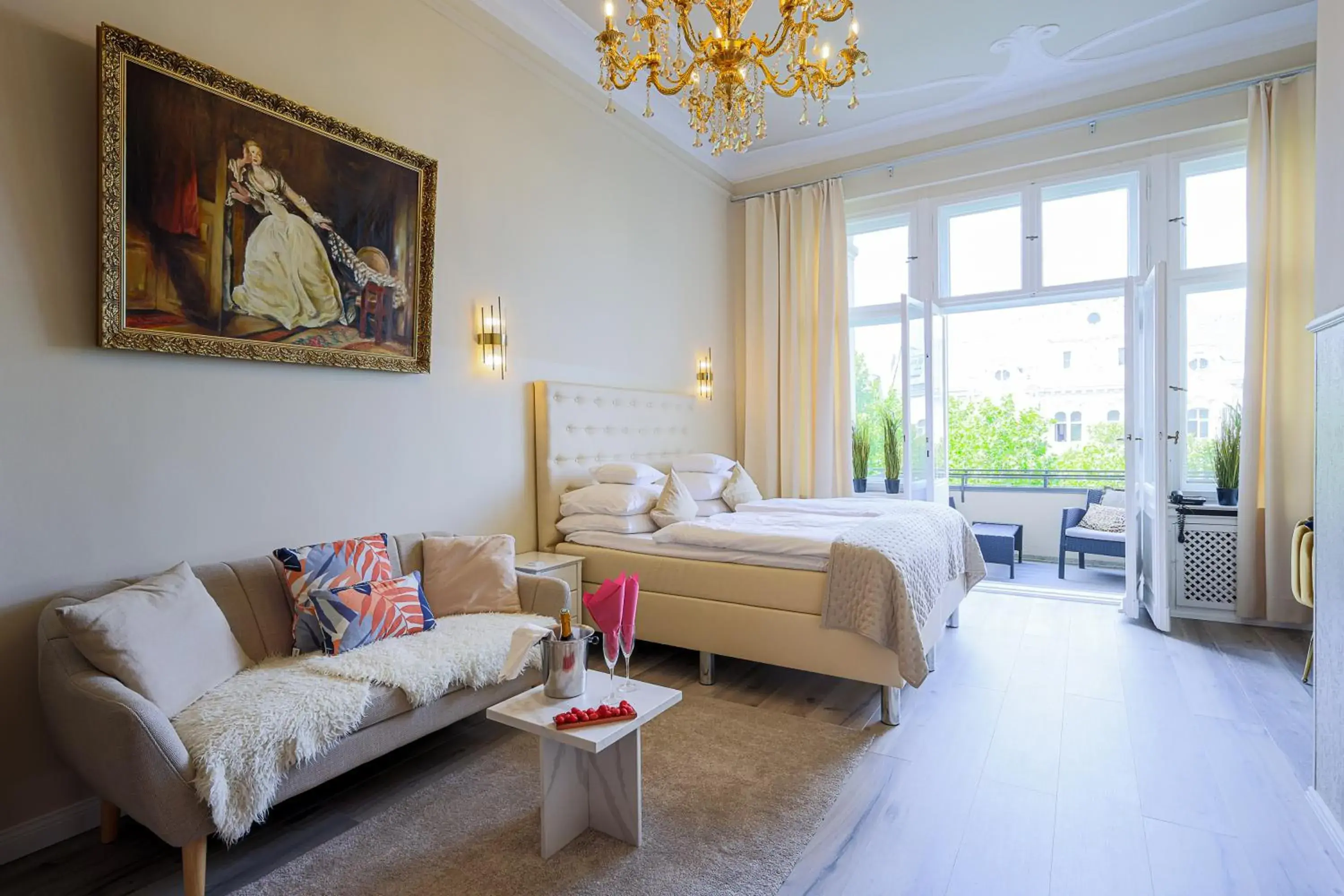 Superior Double Room with Balcony in Hotel Augusta Am Kurfürstendamm Superior Double Room with Balcony in Hotel Augusta Am Kurfürstendamm