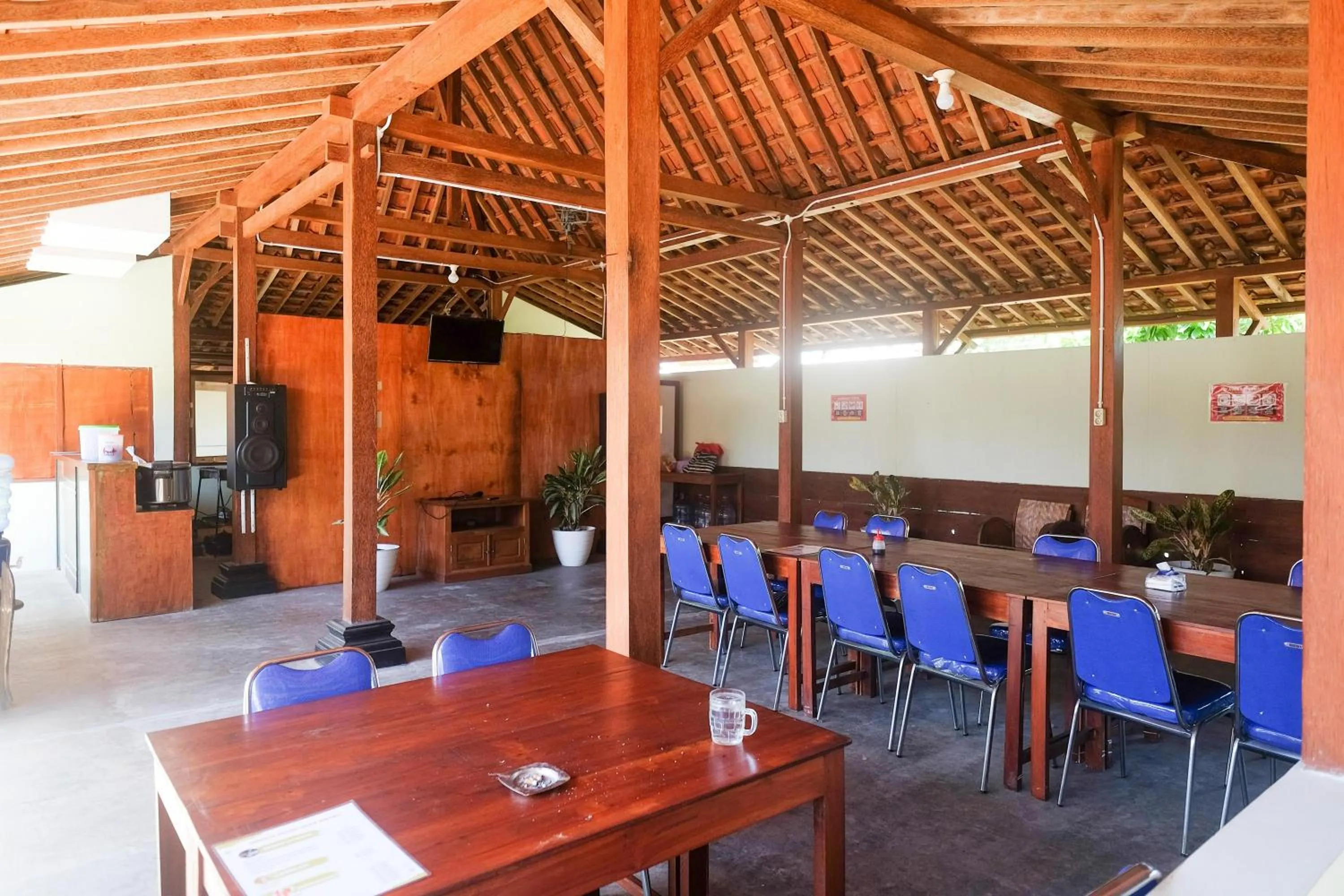 Property building, Restaurant/Places to Eat in RedDoorz Syariah near Alun Alun Wonosari