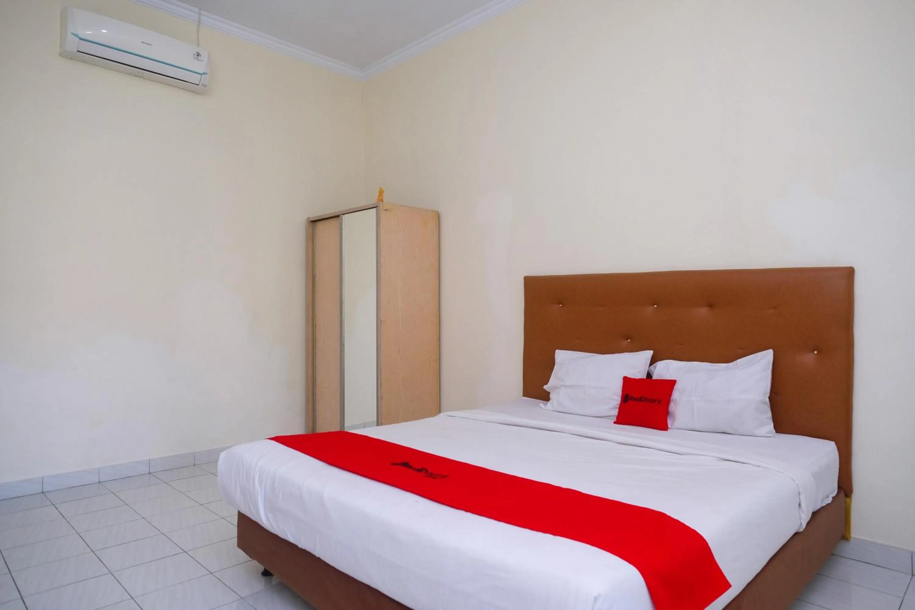 Bed in RedDoorz Syariah near Alun Alun Wonosari