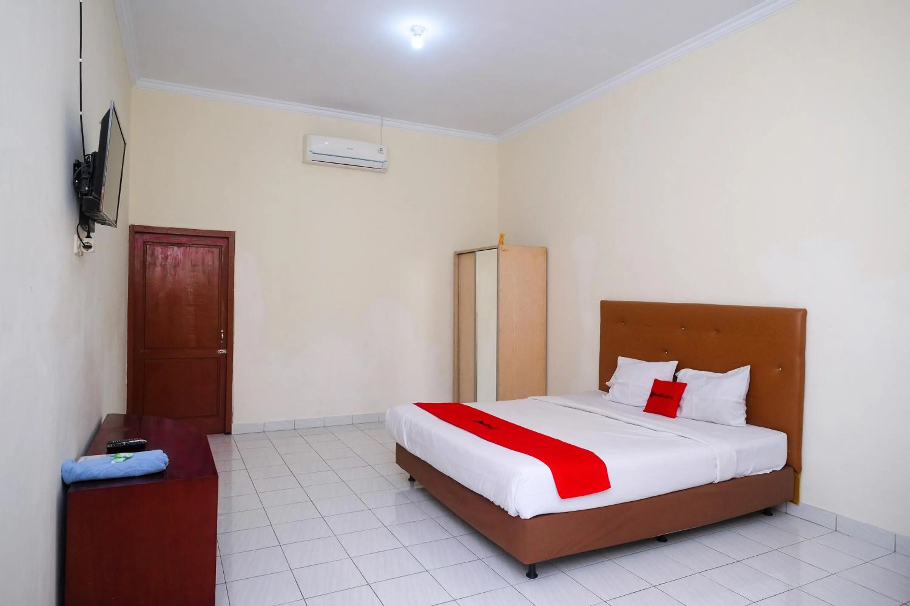 Bed in RedDoorz Syariah near Alun Alun Wonosari