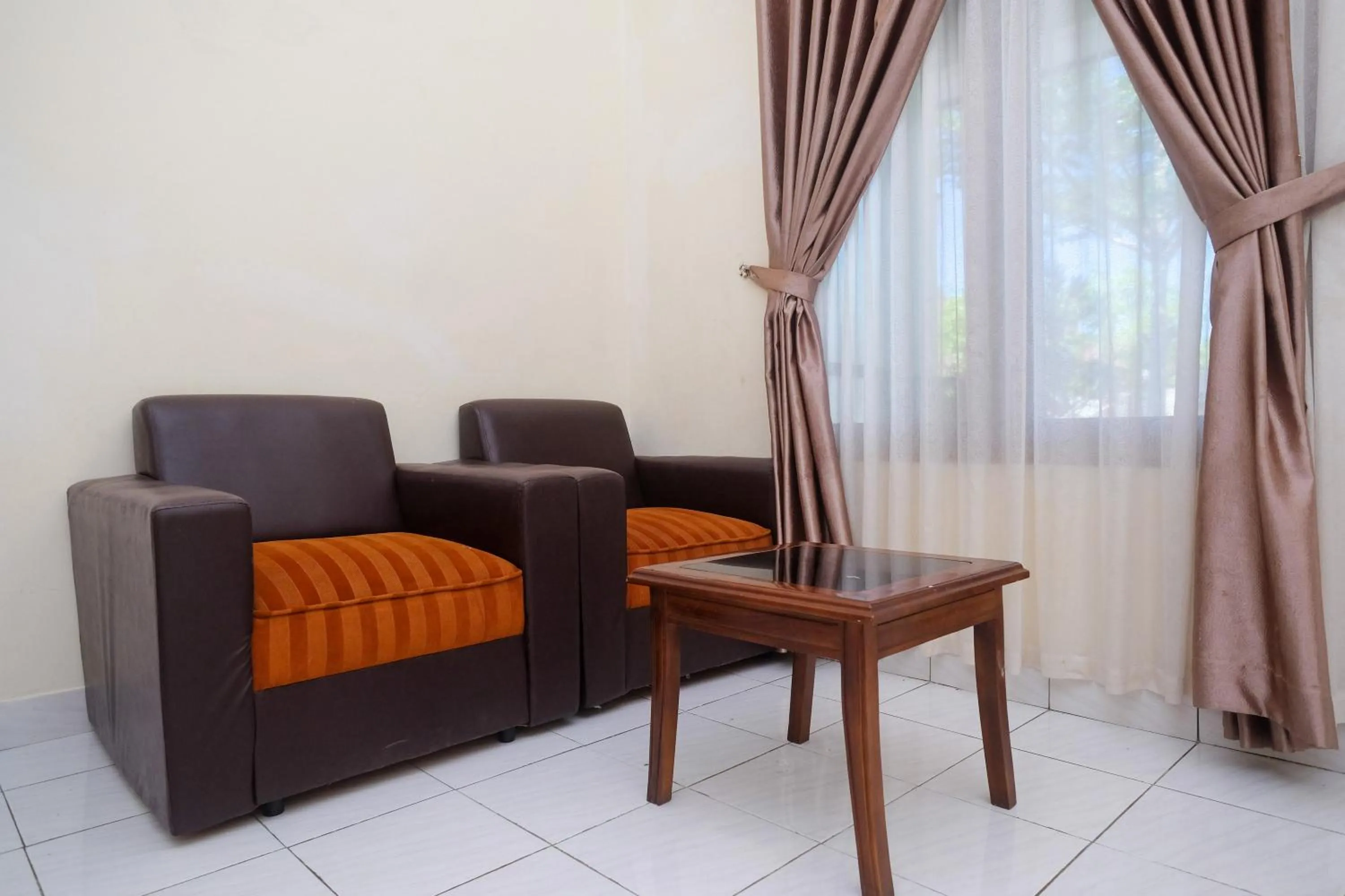 Seating Area in RedDoorz Syariah near Alun Alun Wonosari