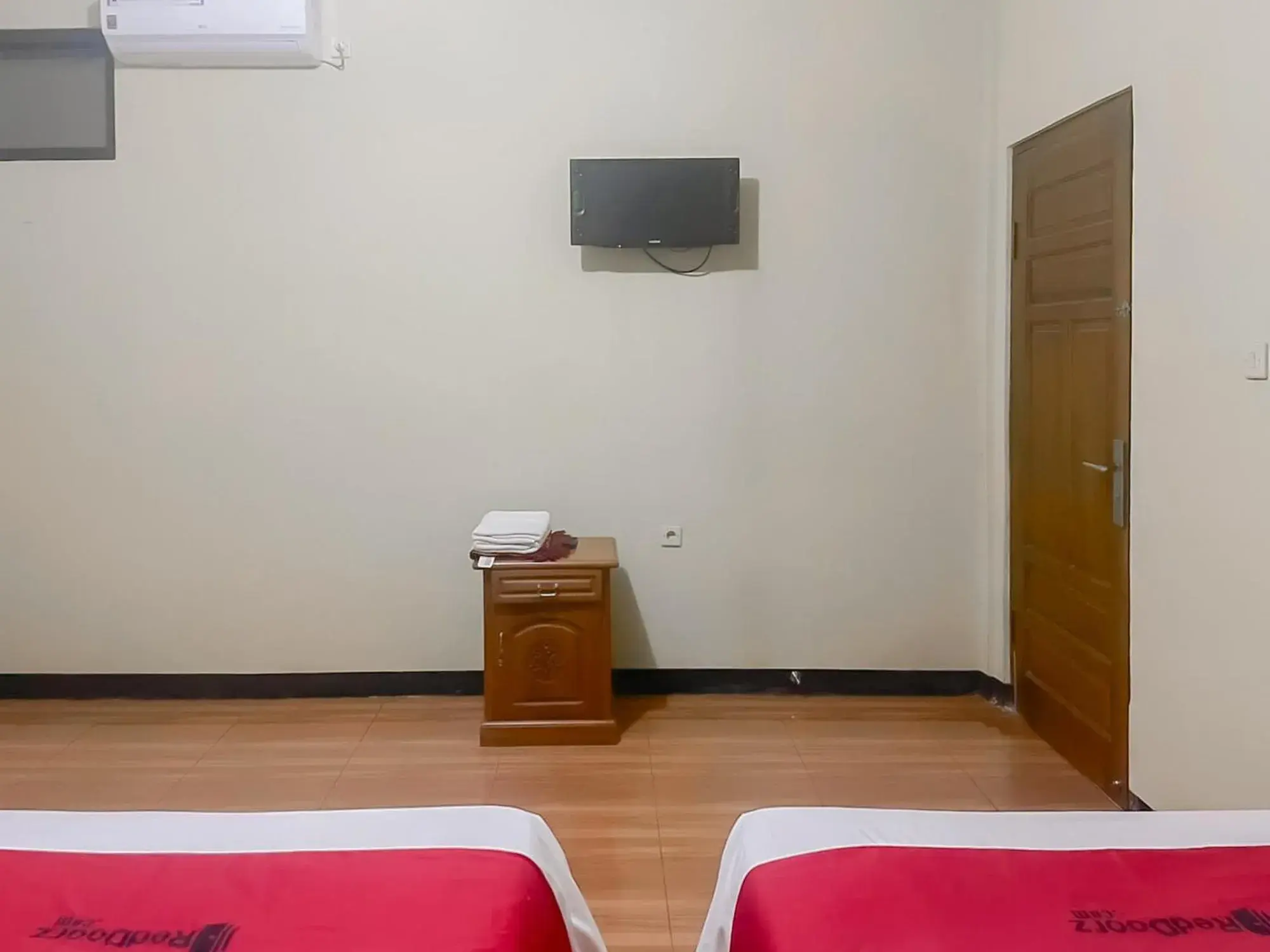 Standard Twin Room in RedDoorz Syariah at Bumi Eyang Enin Homestay Tasikmalaya Standard Twin Room in RedDoorz Syariah at Bumi Eyang Enin Homestay Tasikmalaya