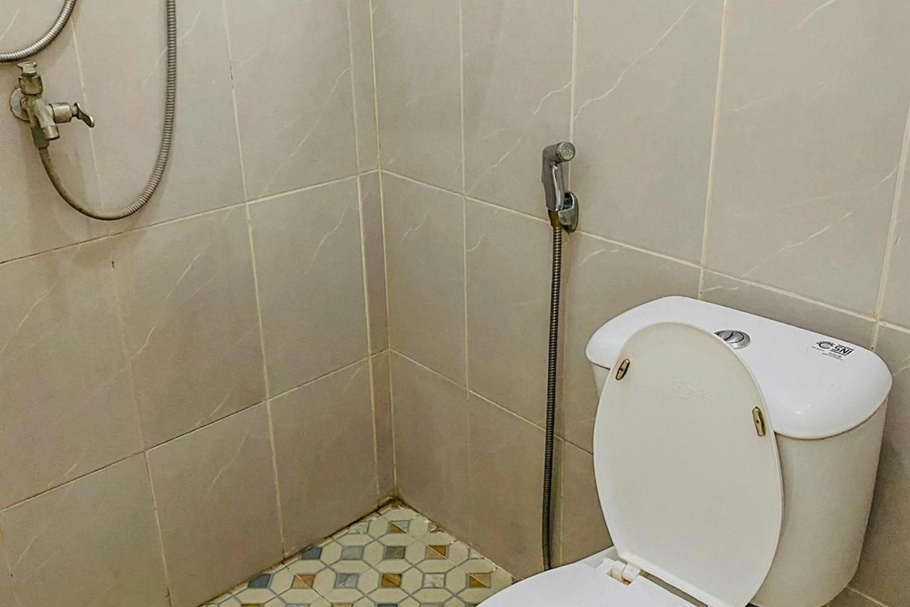 Bathroom in OYO 2798 Semeru Residence Syariah