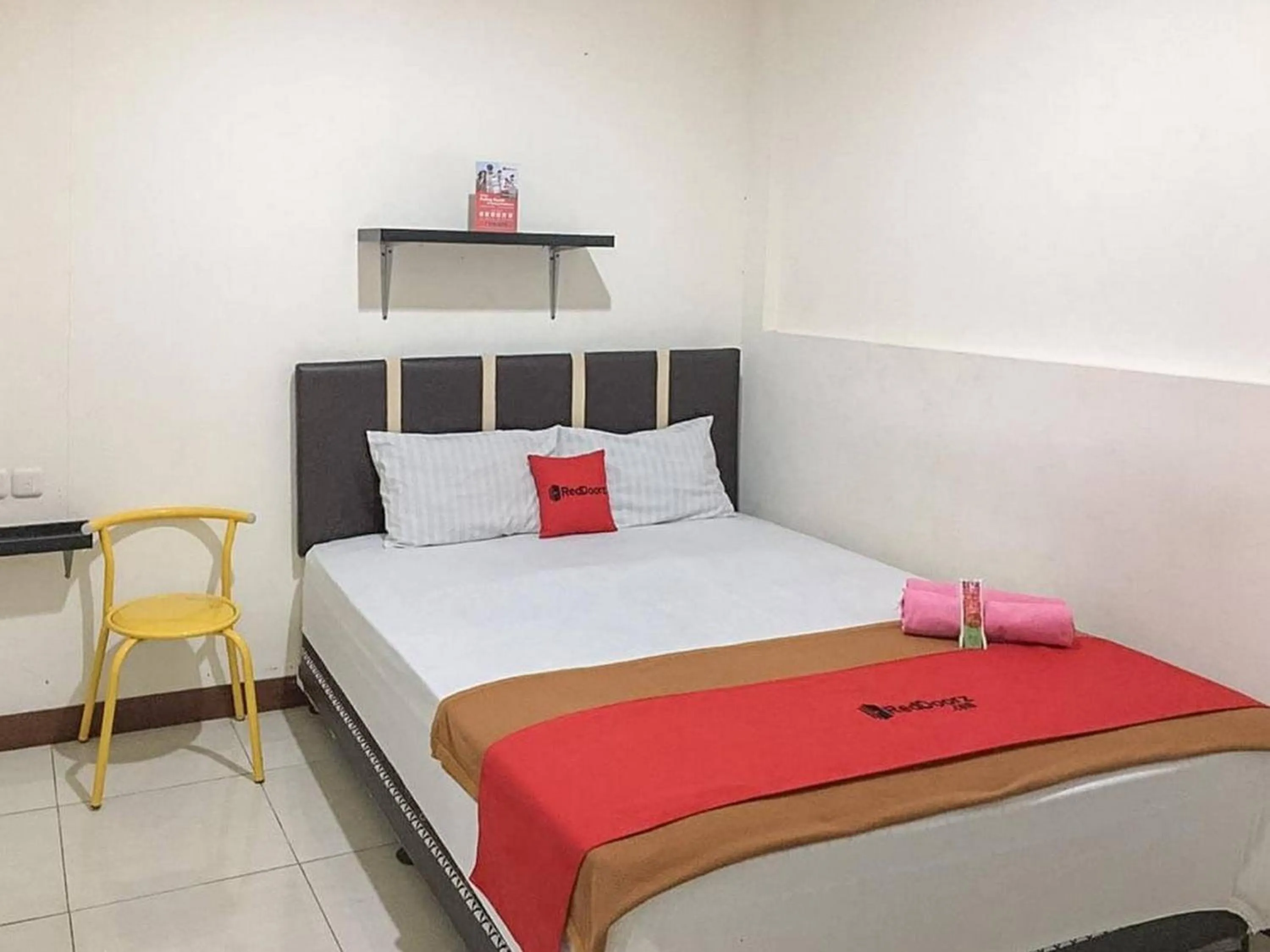 Bedroom, Bed in RedDoorz at Karangploso 2