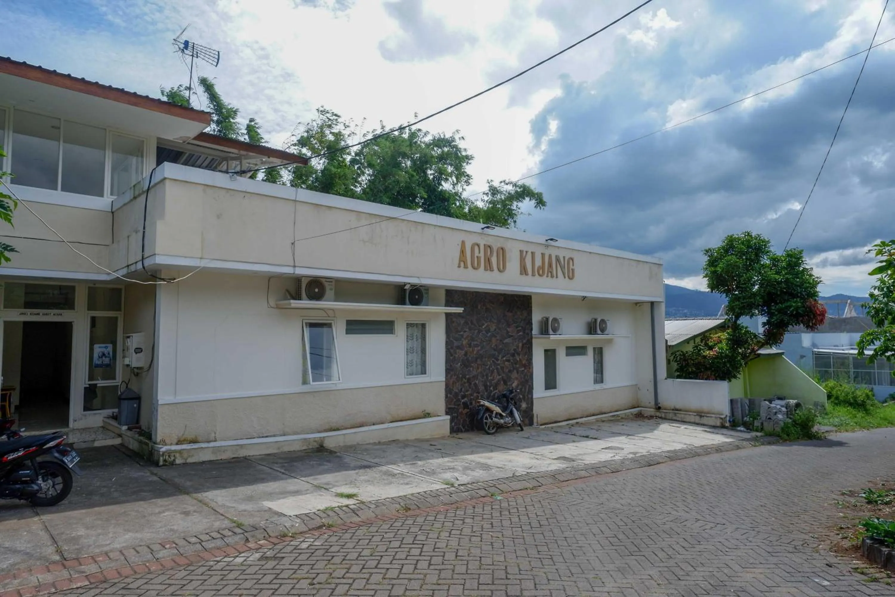 Facade/entrance in RedDoorz at Karangploso 2