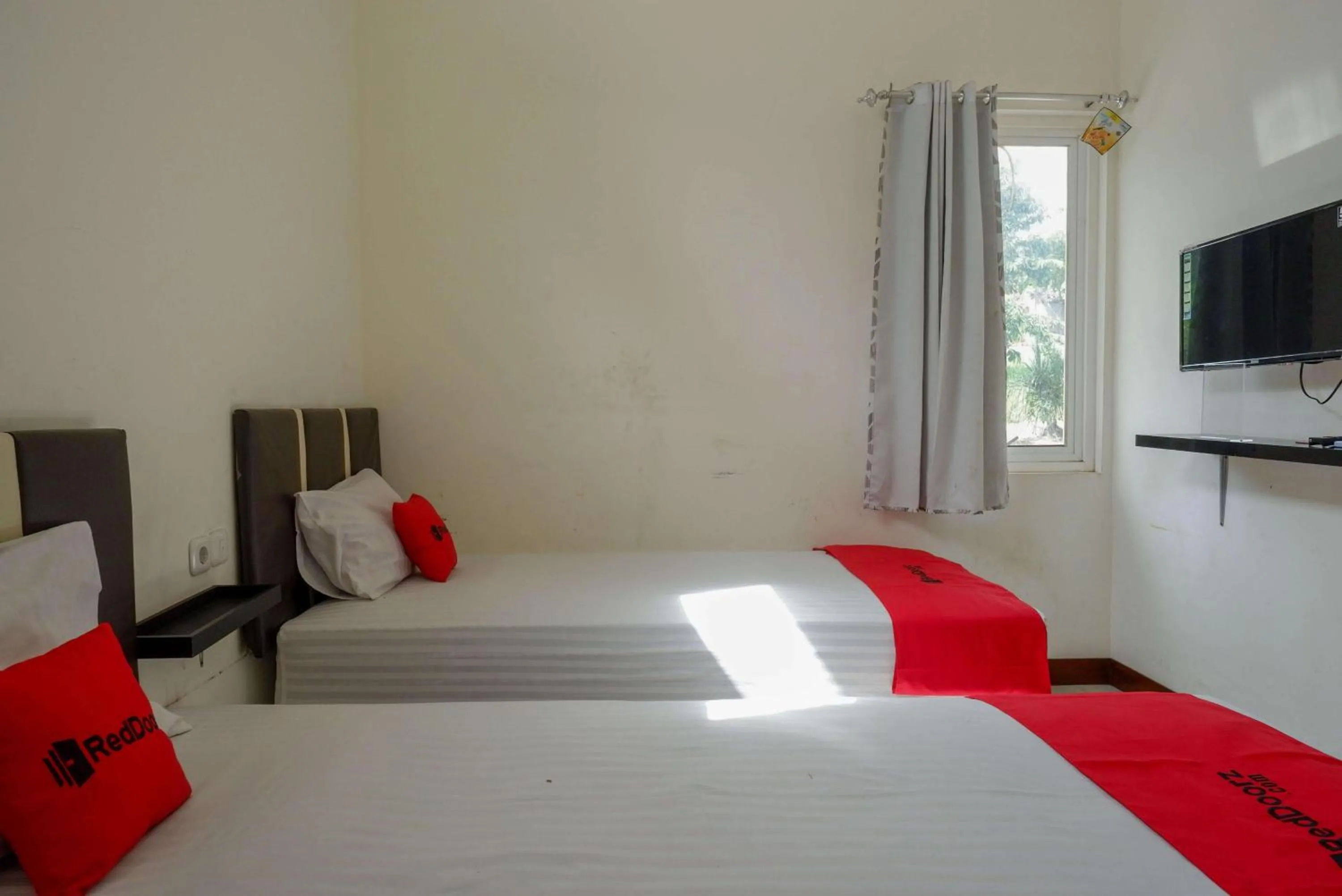 Bedroom, Bed in RedDoorz at Karangploso 2