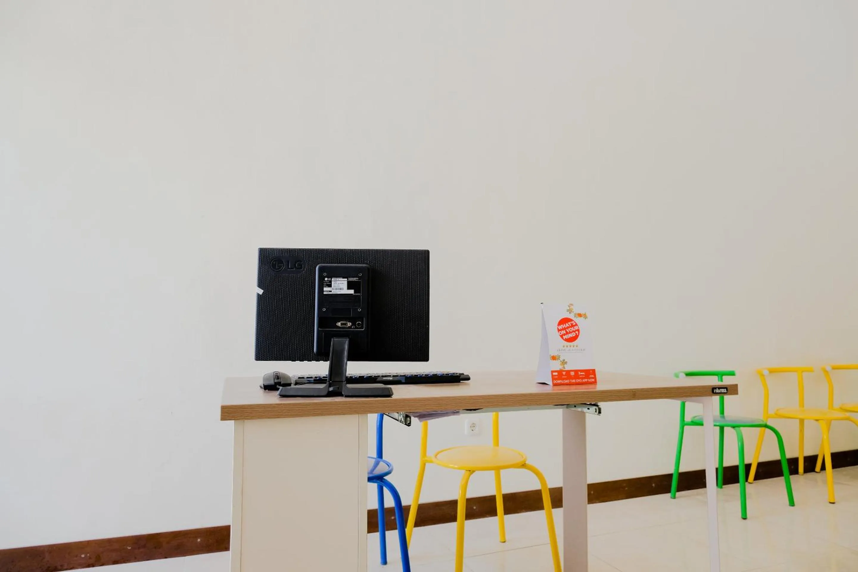 TV and multimedia in RedDoorz at Karangploso 2