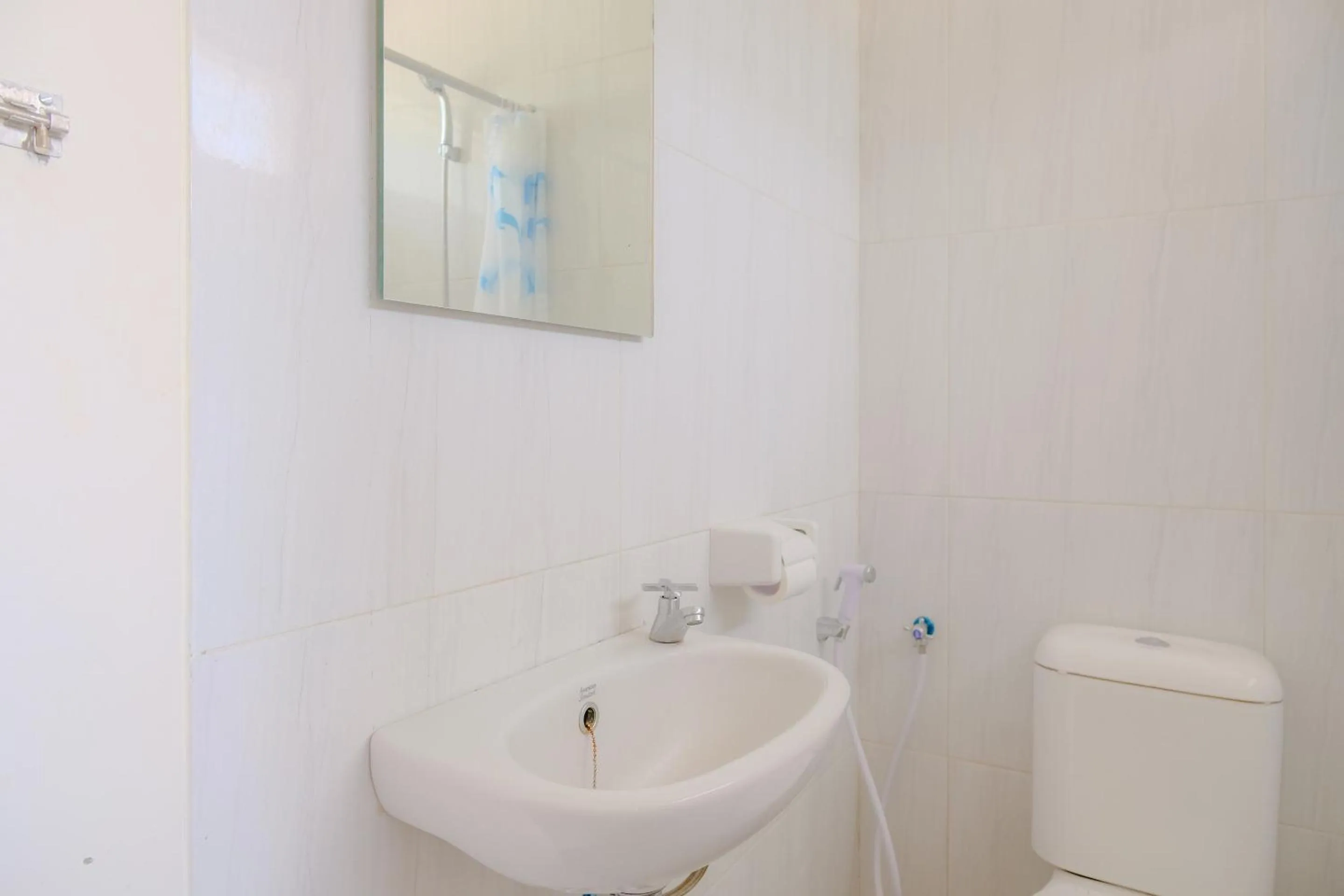 Bathroom in RedDoorz at Karangploso 2