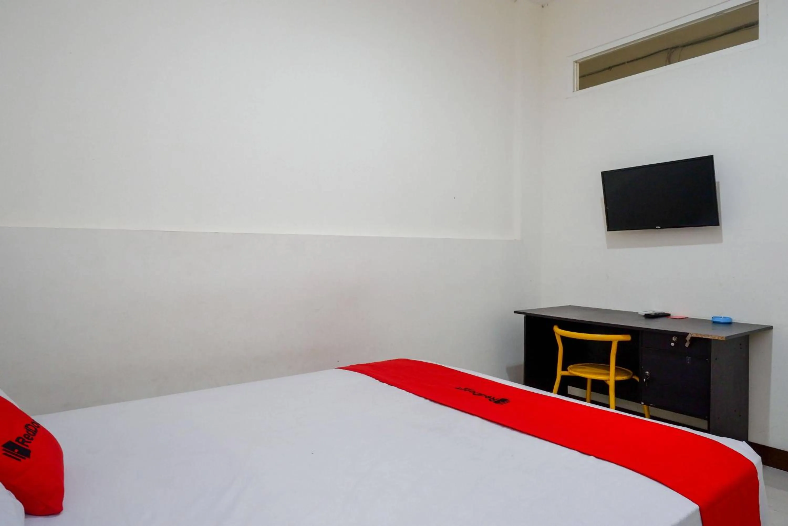 Bedroom, Bed in RedDoorz at Karangploso 2