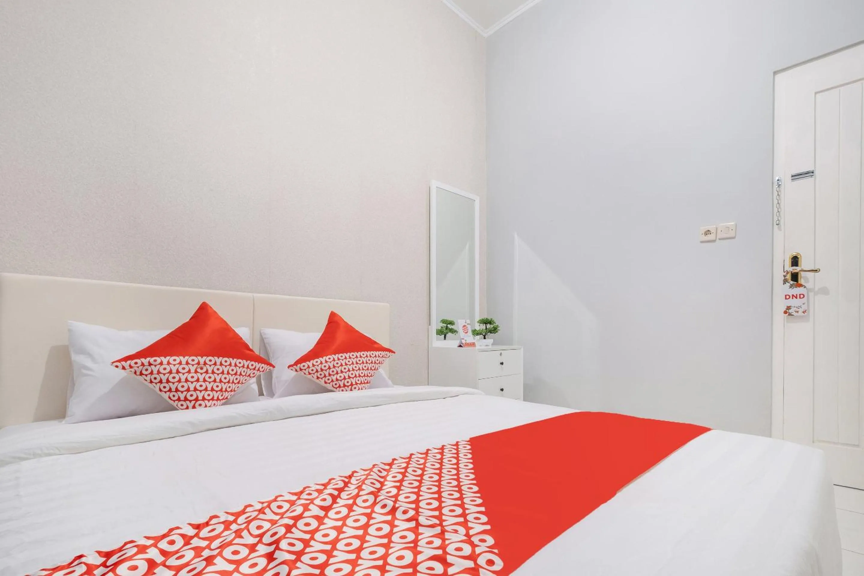 Bedroom, Bed in Hotel O Nareswari Guest House Syariah