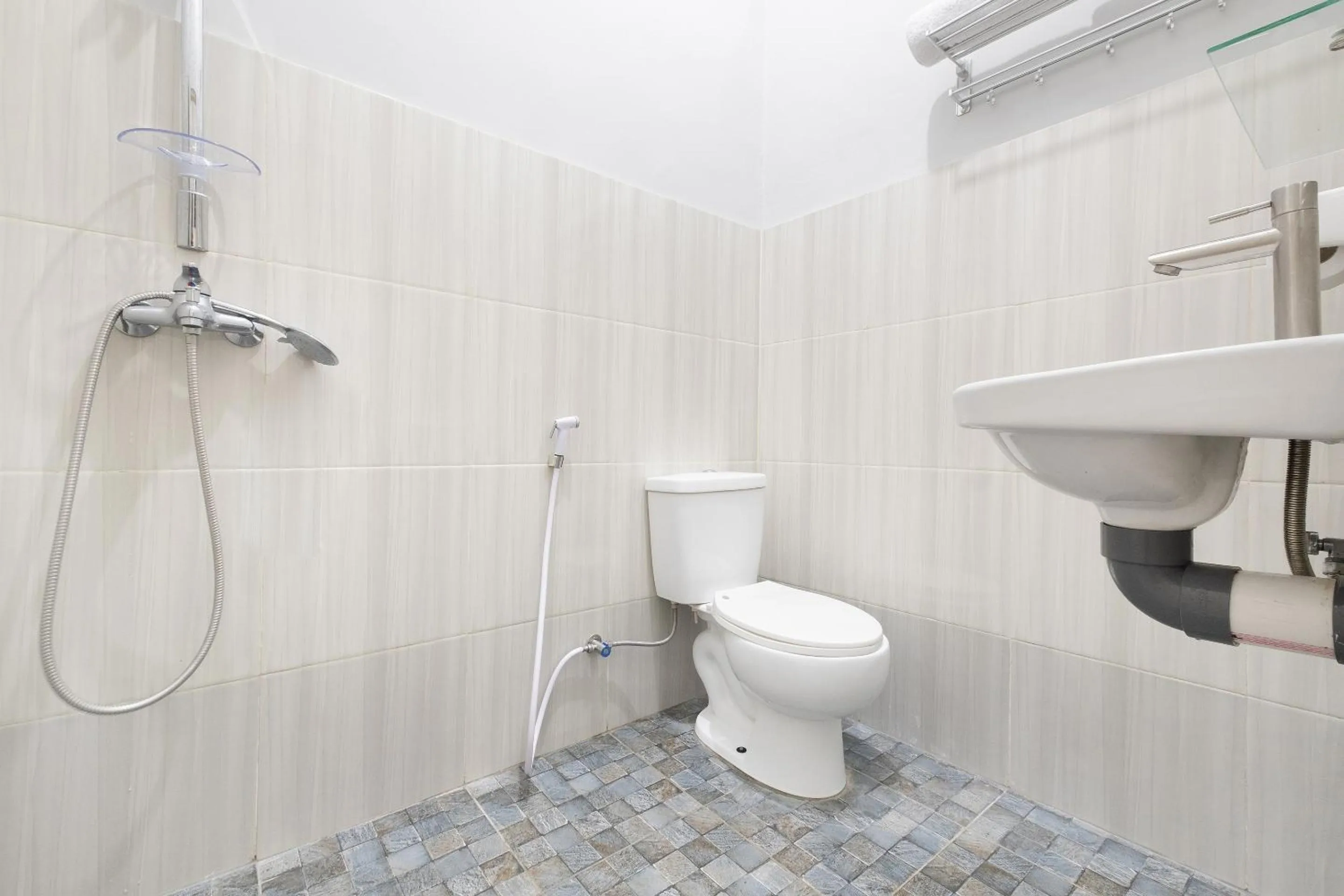 Bathroom in Hotel O Nareswari Guest House Syariah