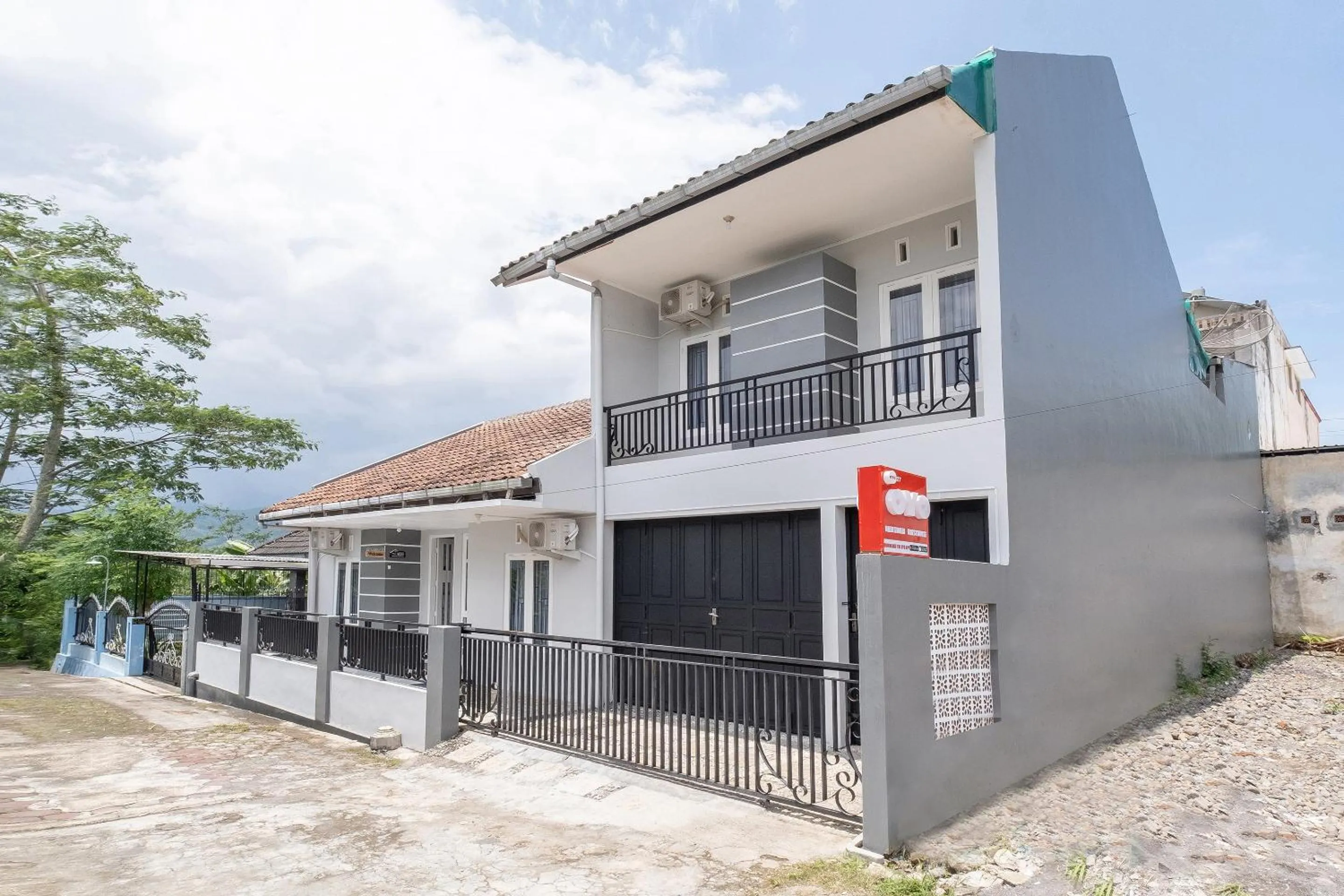 Facade/entrance in Hotel O Nareswari Guest House Syariah