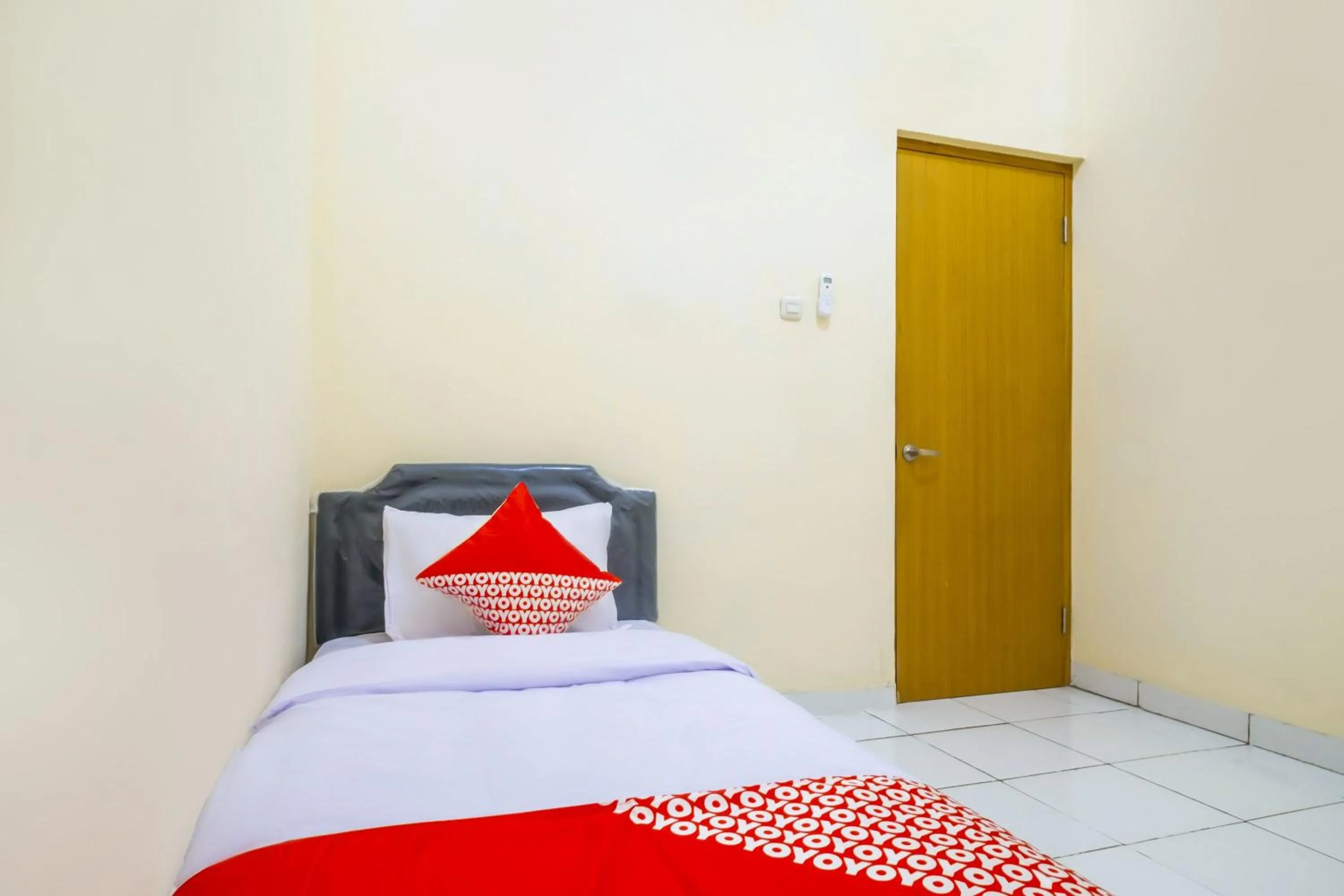 Single Room in Hotel O Syariah Tasikmalaya Near Universitas Siliwangi Formerly Siliwangi Guest House