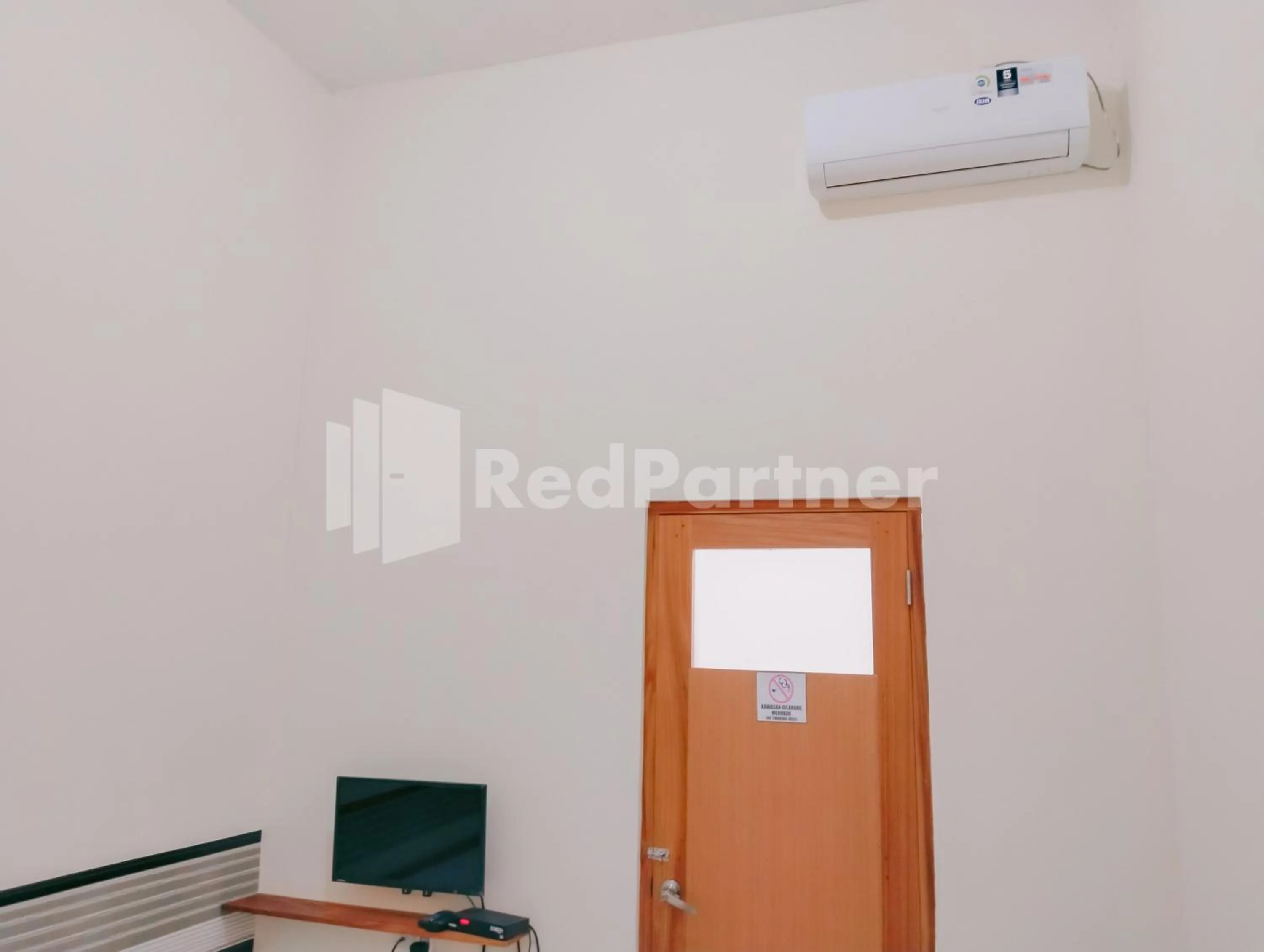 TV and multimedia in Siliwangi Guest House Syariah Tasikmalaya RedPartner