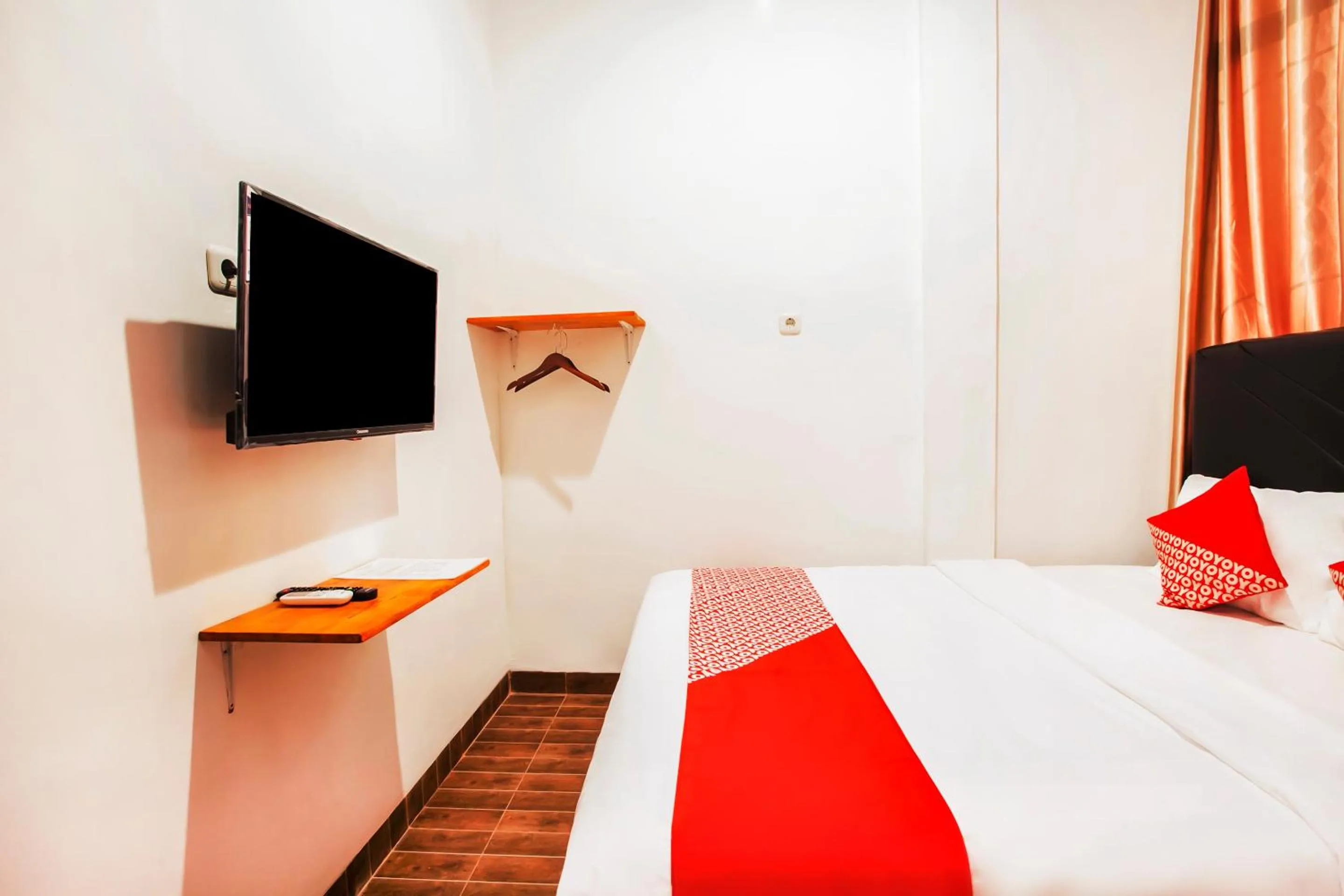 Bedroom in Hotel O Sutomo Inn