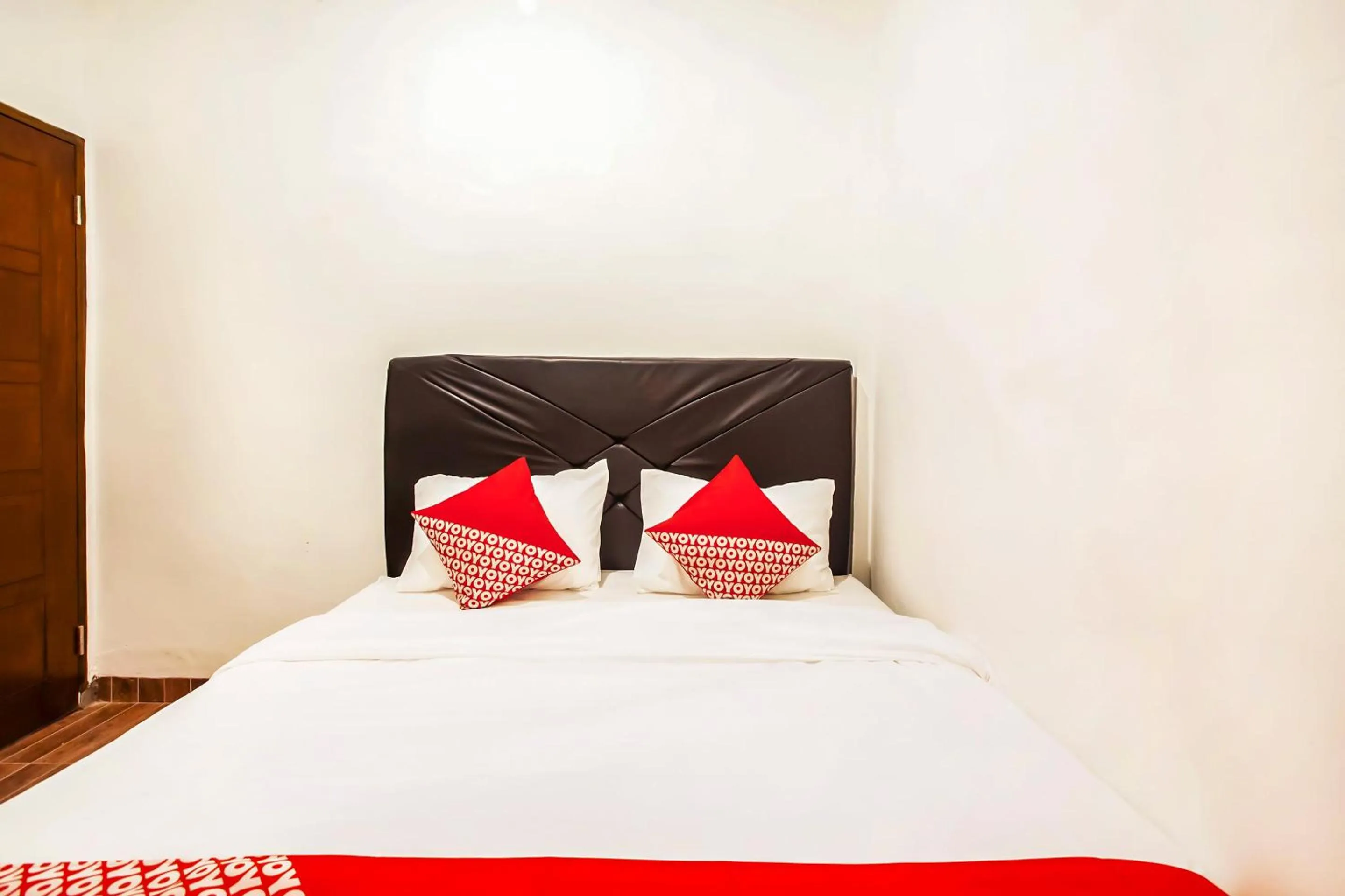 Bedroom in Hotel O Sutomo Inn