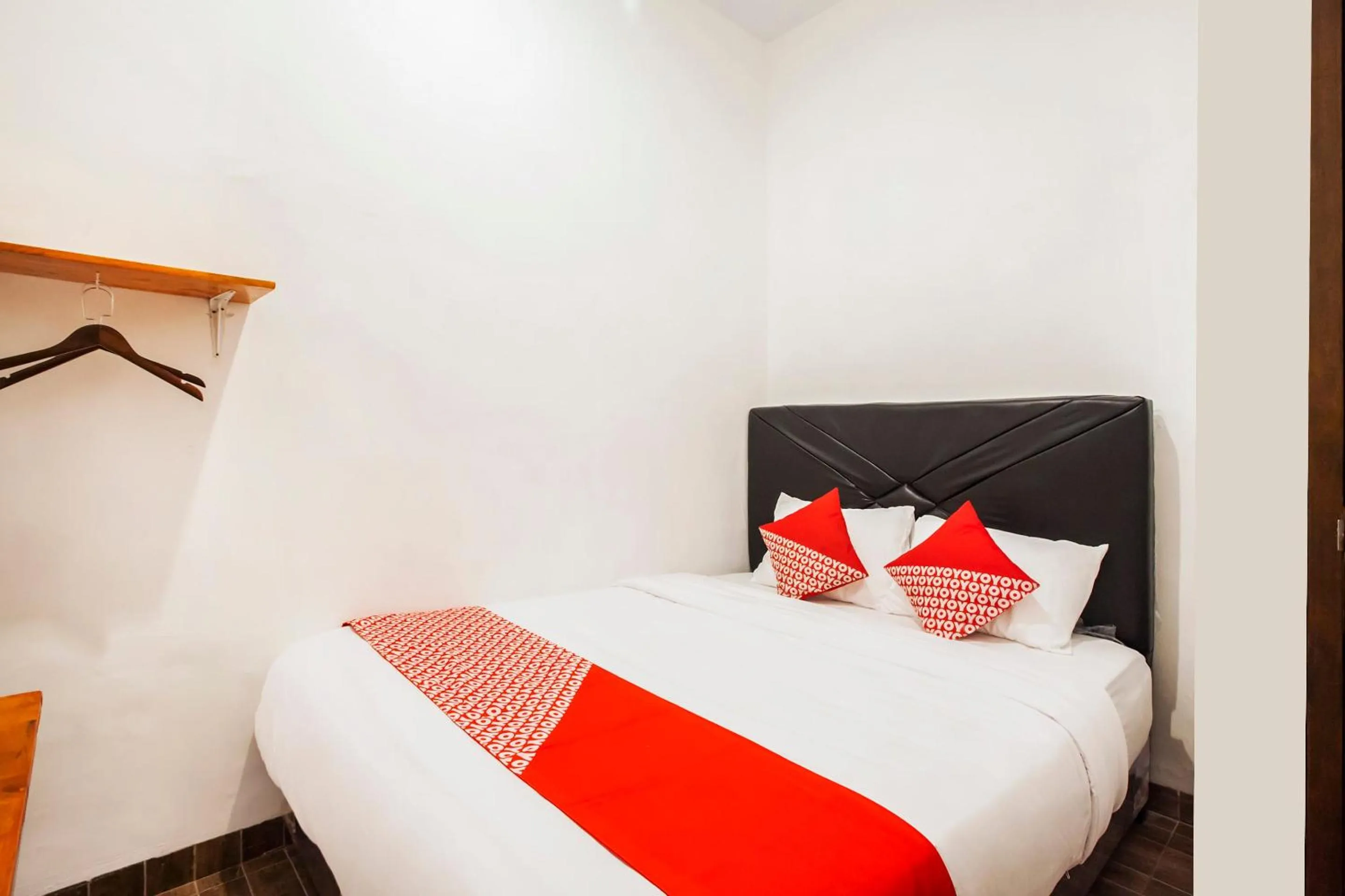 Bedroom in Hotel O Sutomo Inn