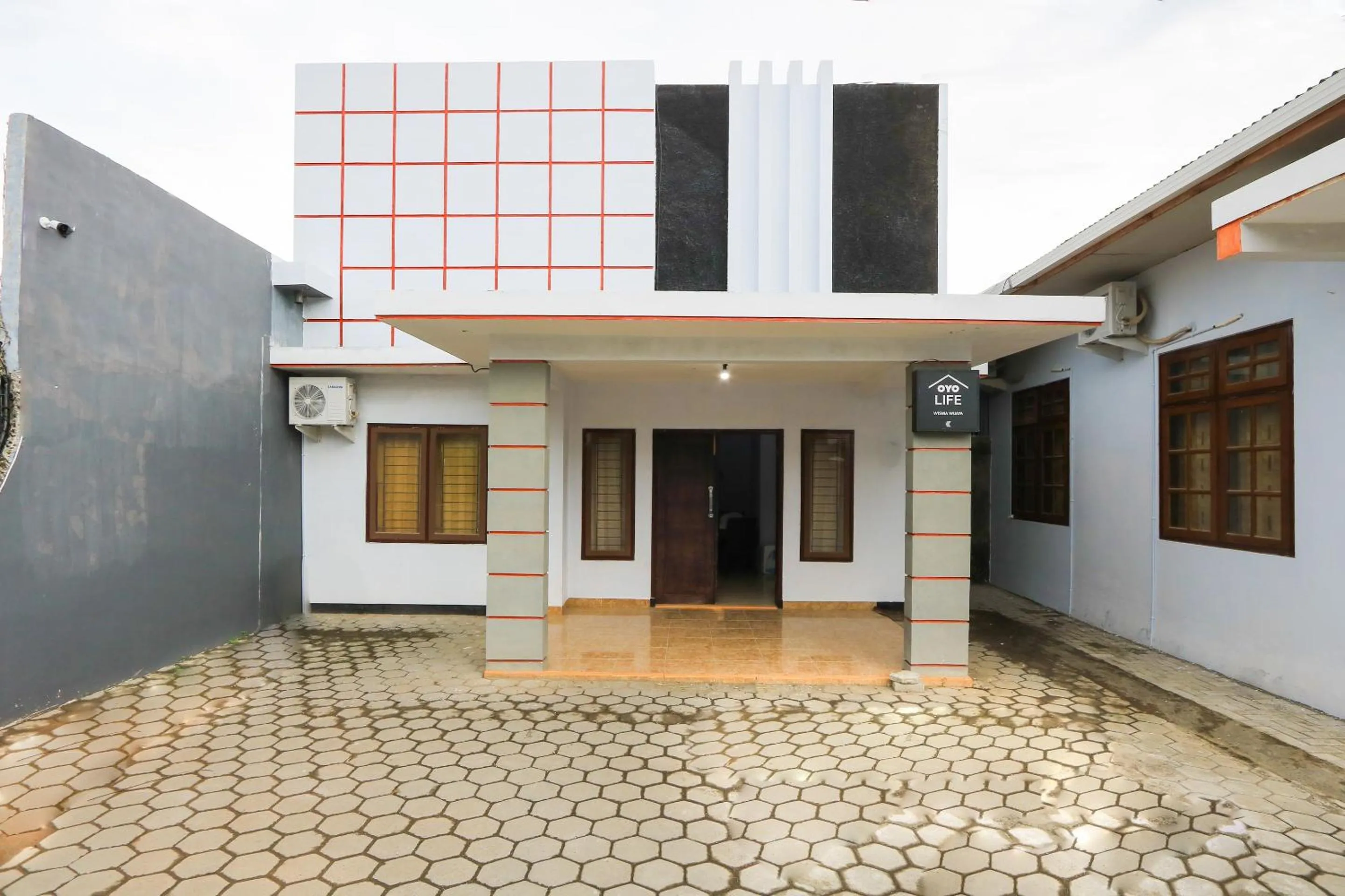 Facade/entrance in OYO Life 2724 Wisma Wijaya