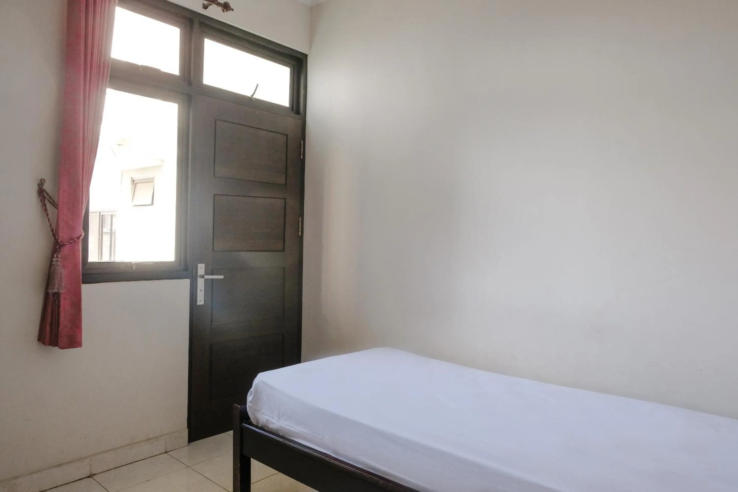 Bedroom, Bed in OYO Life 2744 Guest House Qudsi