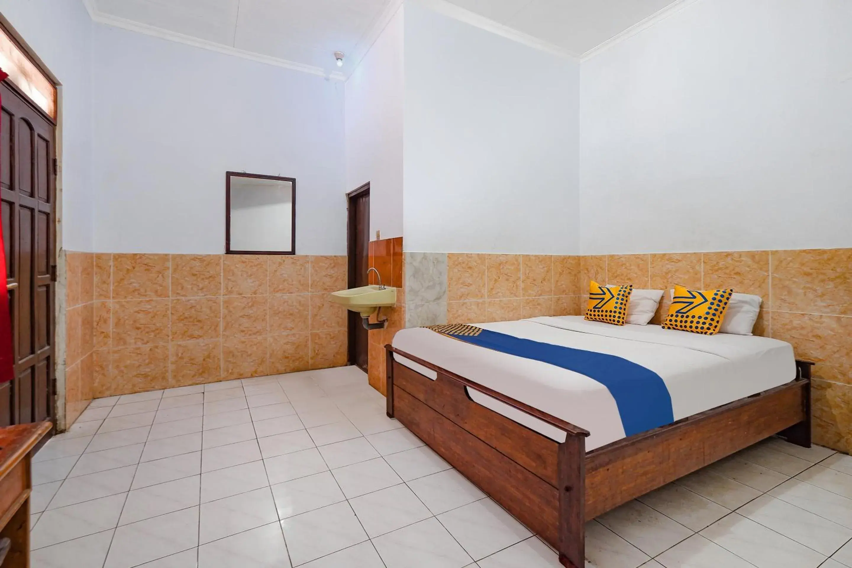 Budget Double Room in SUPER OYO 2865 Sartika Inn Pati Budget Double Room in SUPER OYO 2865 Sartika Inn Pati