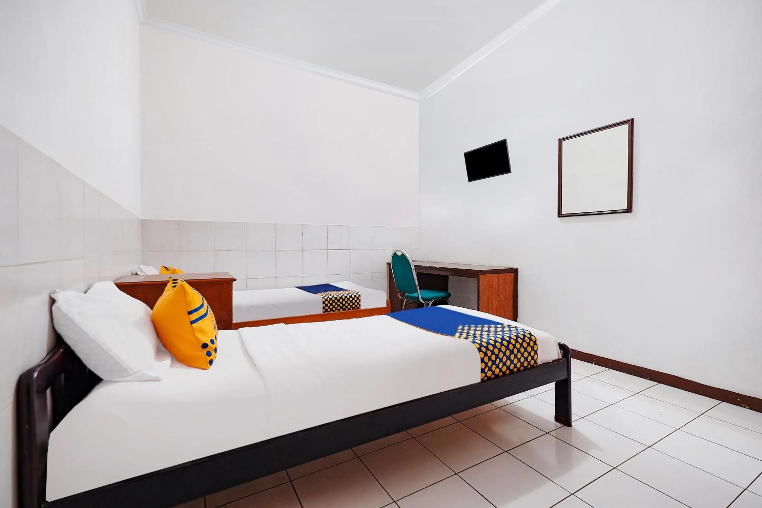 Bedroom in SUPER OYO 2865 Sartika Inn Pati