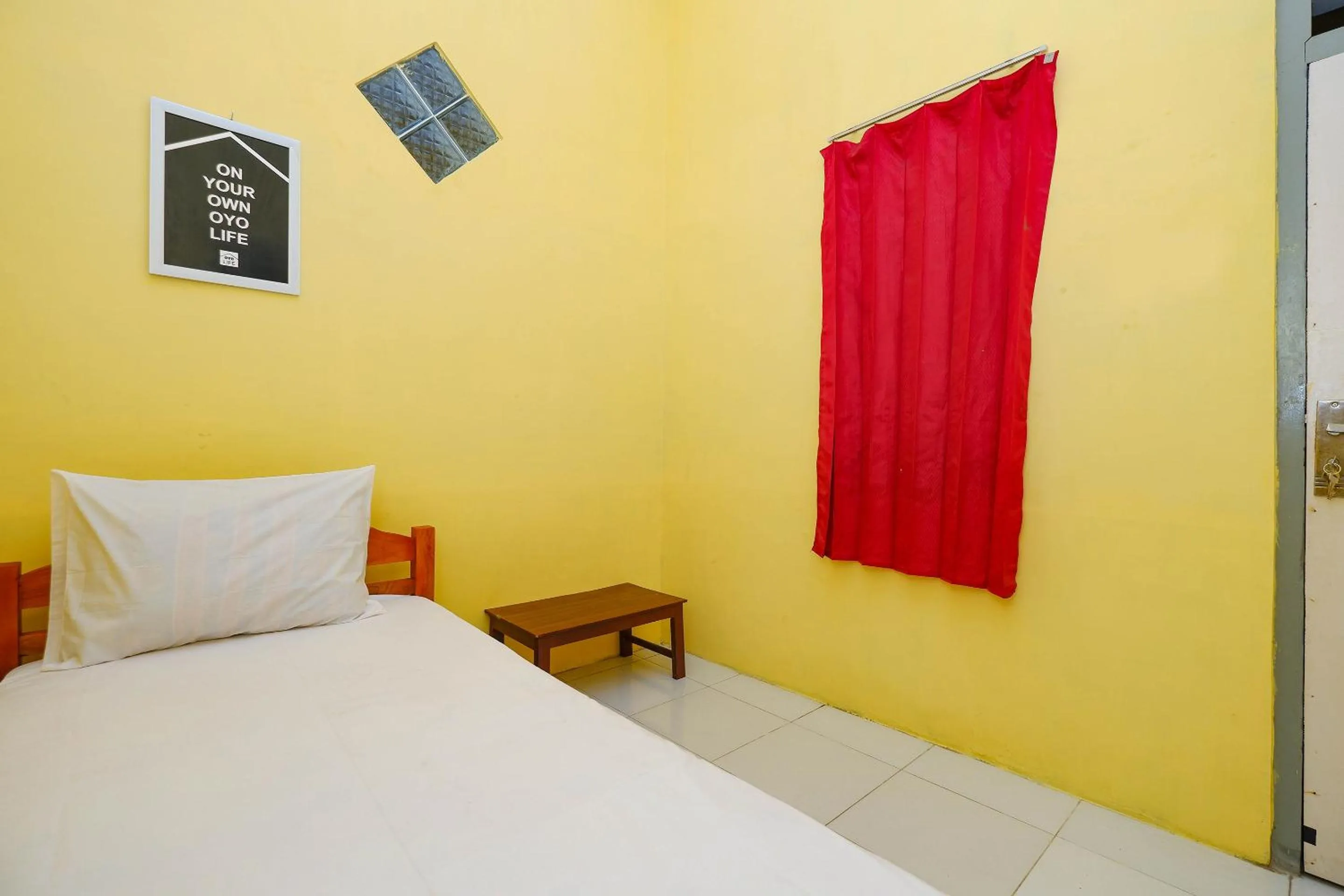 Bedroom, Bed in OYO Life 2867 Kos Kuning