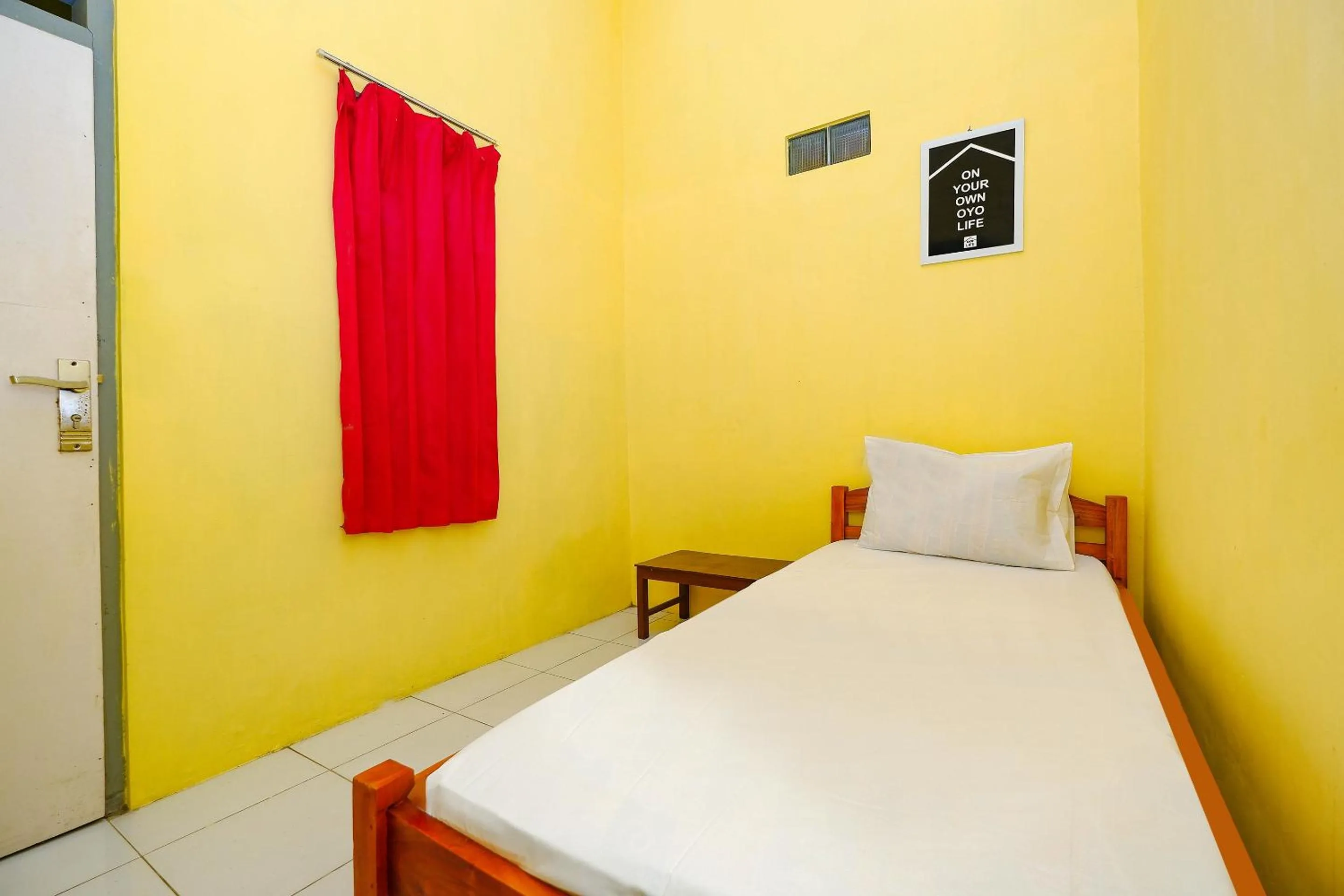 Bedroom, Bed in OYO Life 2867 Kos Kuning
